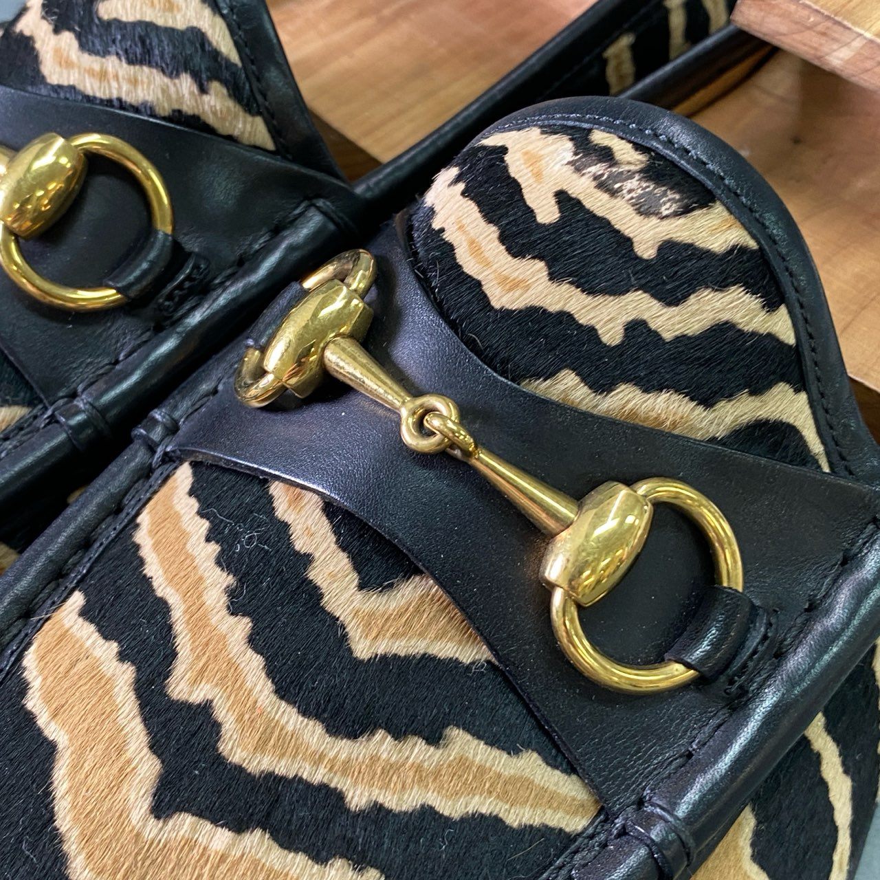1e2 【イタリア製】GUCCI グッチ ハラコ ゼブラ柄 ホースビットローファー 革靴 サイズ7 1/2 ブラック/ベージュ レザー/ハラコ メンズ 男性用 レザーシューズ