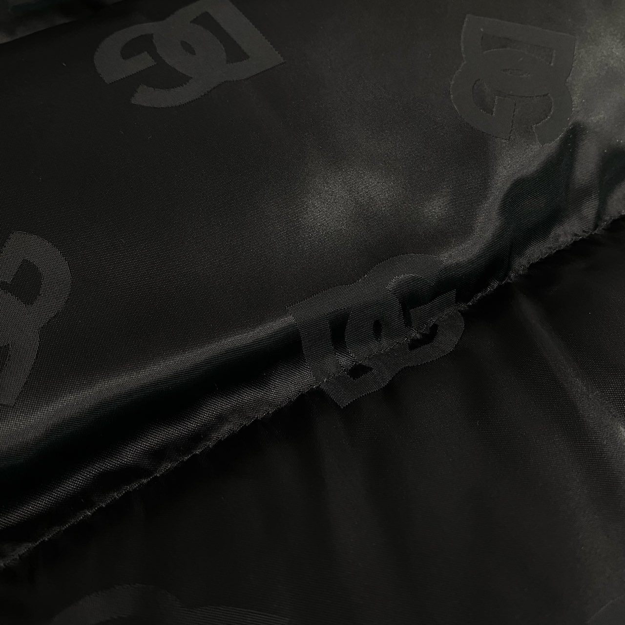 Ic10 《未使用品》定価44万 DOLCE&GABBANA ドルチェアンドガッバーナ 現行 DGロゴ パテッド サテンジャカード ダウンジャケット サイズ40 ブラック D&G タグ付t18r