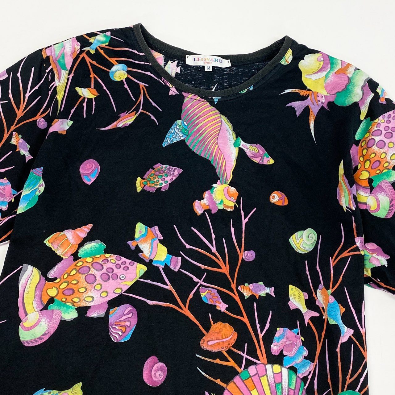 36a7 LEONARD レオナール 半袖カットソー クルーネック 海 魚柄 M ブラック レディース 女性用o07t