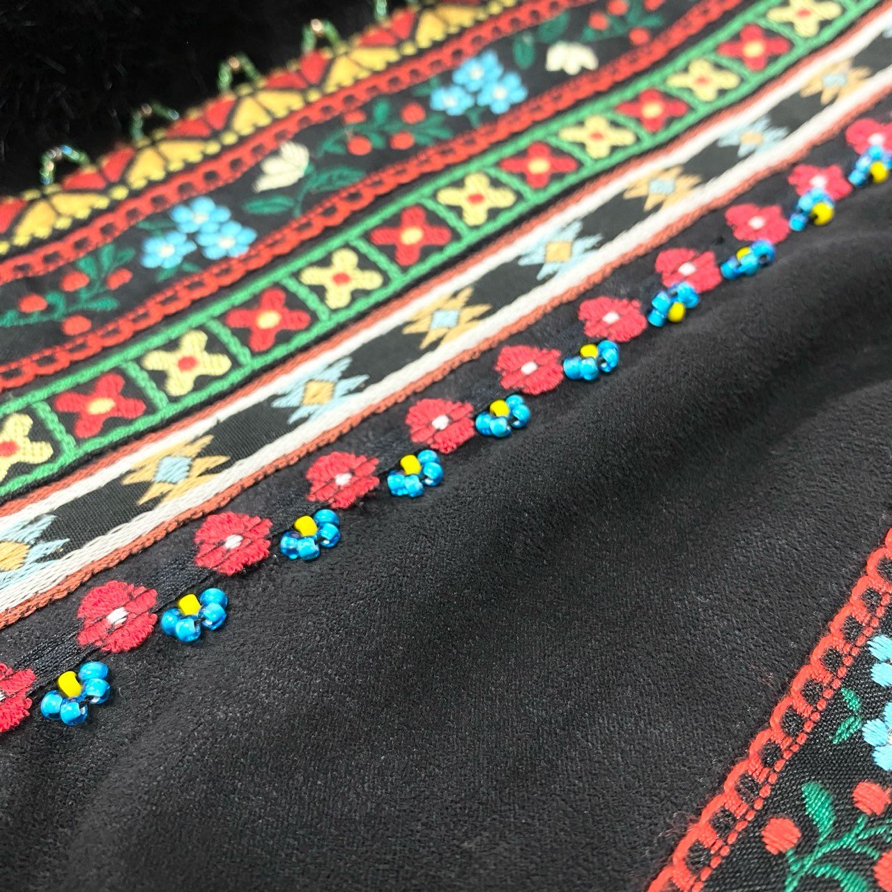 21k14 OLLEBOREBLA オレボレブラ アルベロベロ ノーカラージャケット ファー 花柄刺繍 ビーズ装飾 レディース 女性用 ブラックu02t