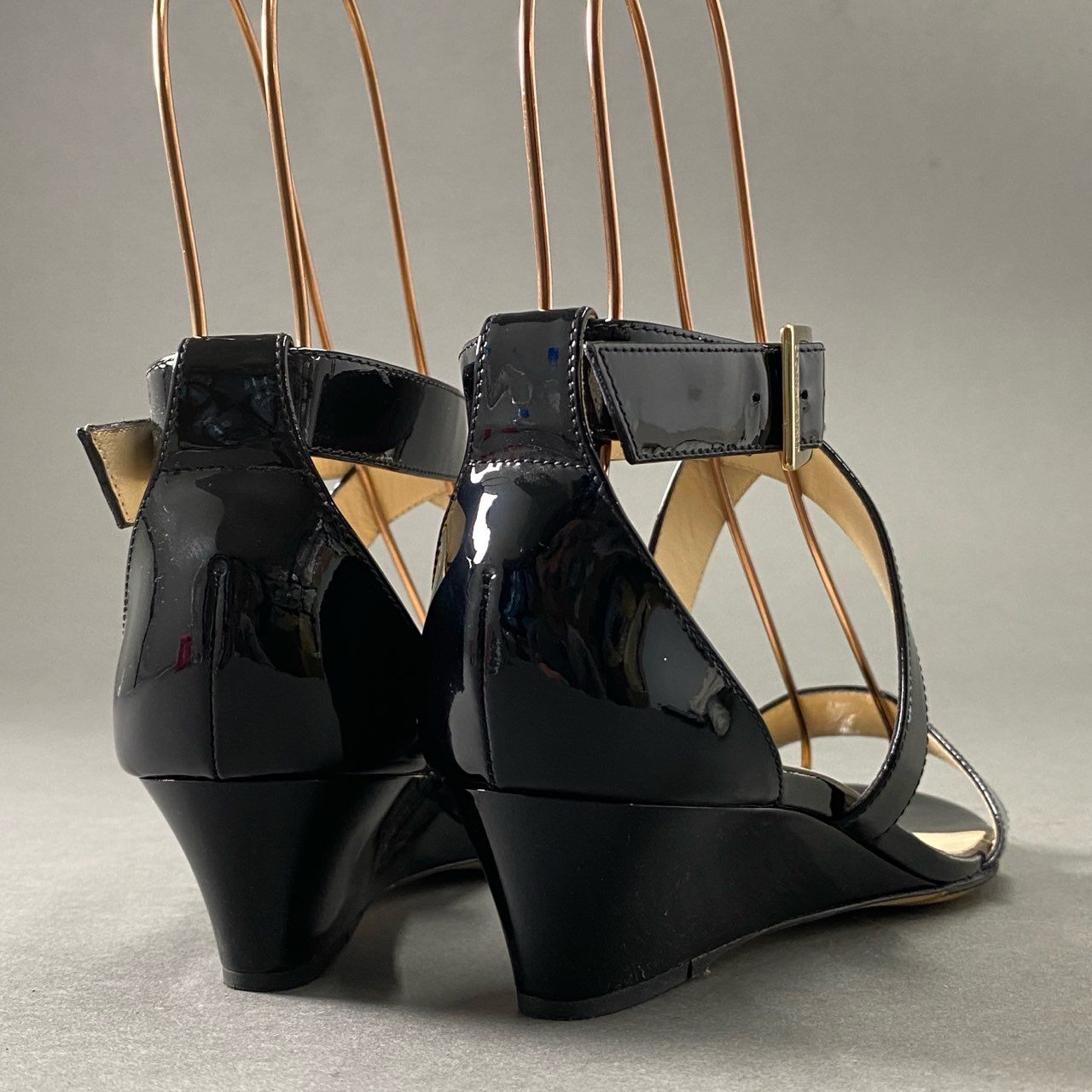 3f18 《美品》 JIMMY CHOO ジミーチュウ CHIARA エナメル アンクルストラップサンダル 36 1/2 ブラック パテントレザー イタリア製 シューズ