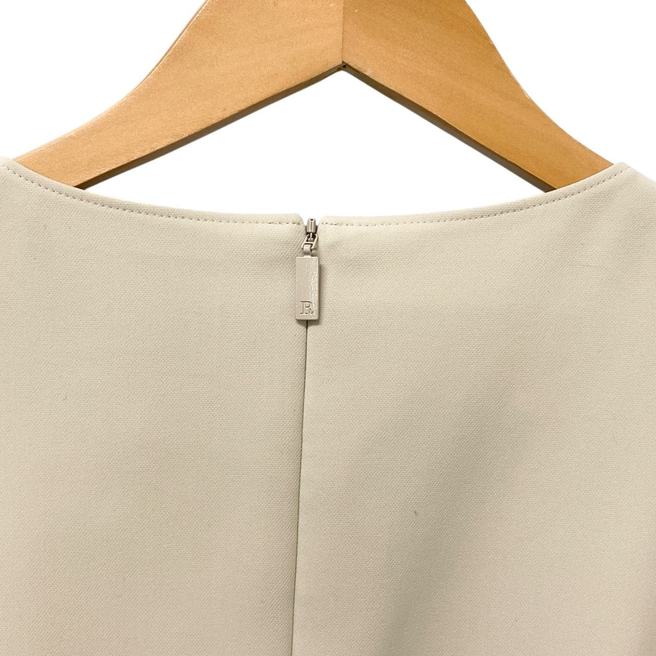 83b26 Rene ルネ ノースリーブロングワンピース ウエスト切替 タックフレア 5316020 34サイズ ベージュ レディース 女性用u02t