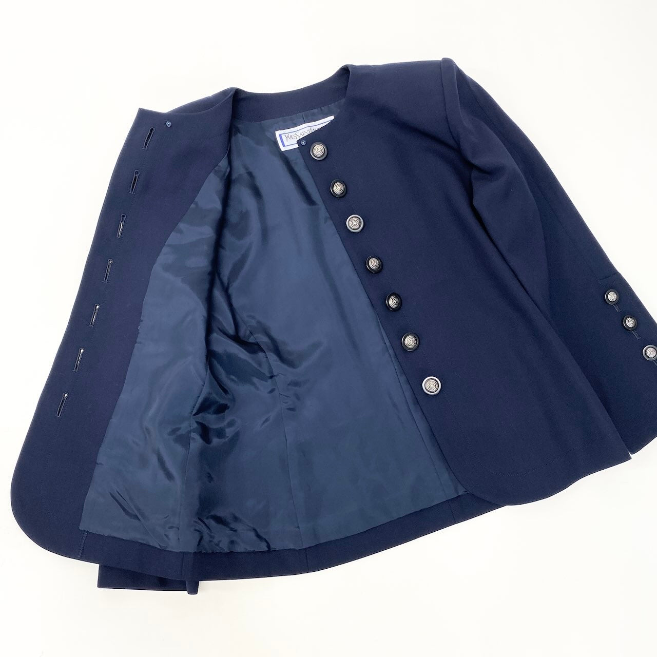 33f15 YVES SAINT LAURENT イヴサンローラン ノーカラージャケット 装飾ボタン サイズＭ ネイビー ウール100％ レディース 女性用u02t