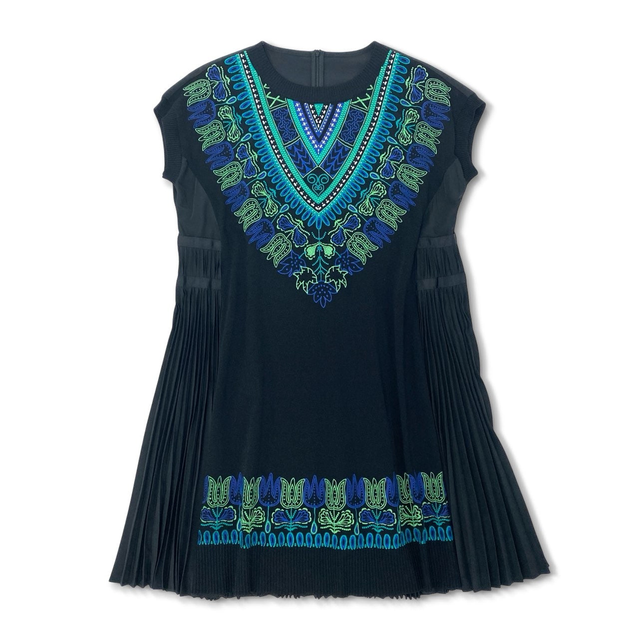 28k29 TOKUKO 1er VOL トクコプルミエヴォル フレンチスリーブ ニットワンピース プリーツ切替 身幅ゆったり○ フロント刺繡 レディース 女性用 ９ ブラックu02t