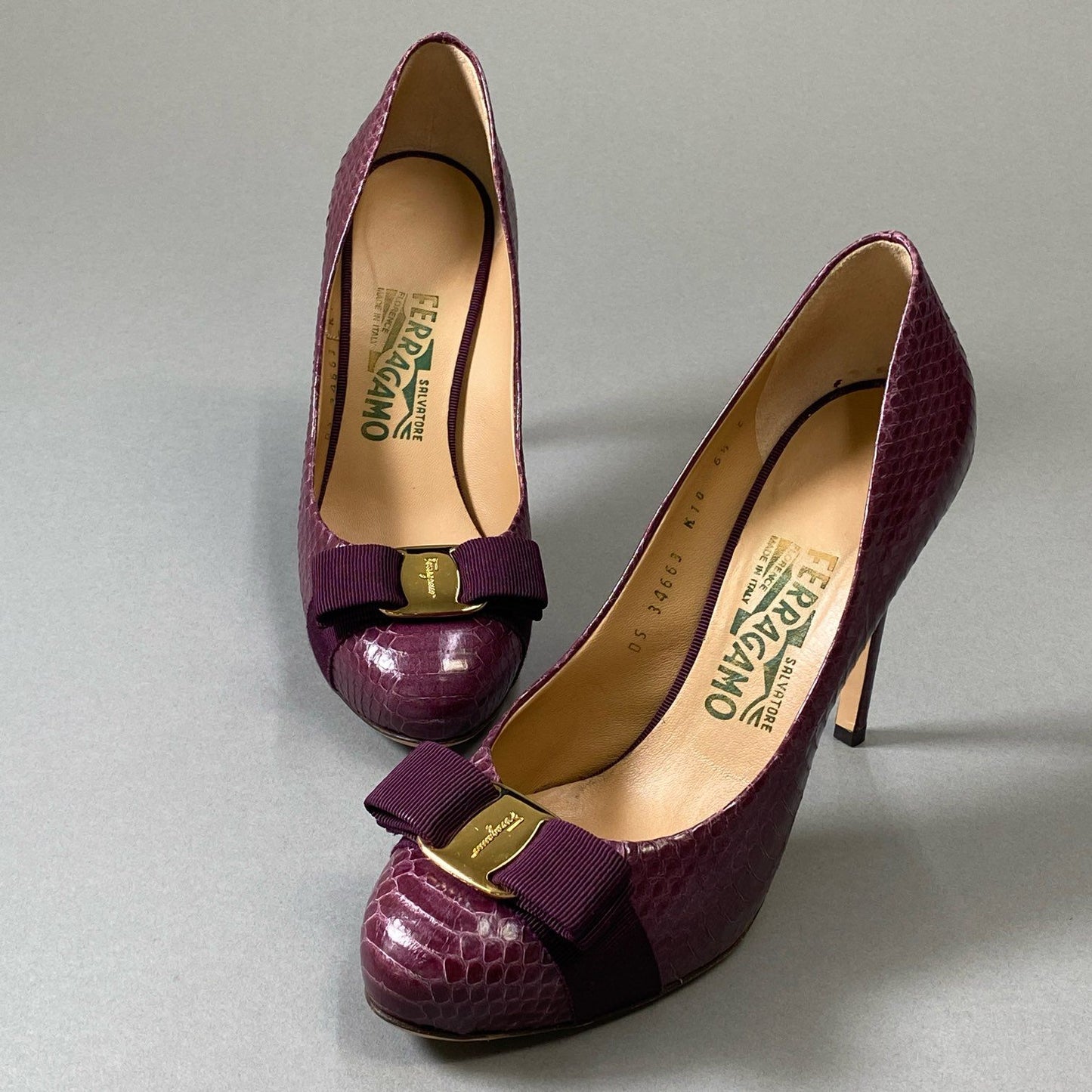 3i30 《極美品》 SALVATORE FERAGAMO サルヴァトーレフェラガモ RILLY ハイヒール パンプス ヴァラリボン パイソン柄 34663 6 1/2 パープル レザー レディース シューズt18r