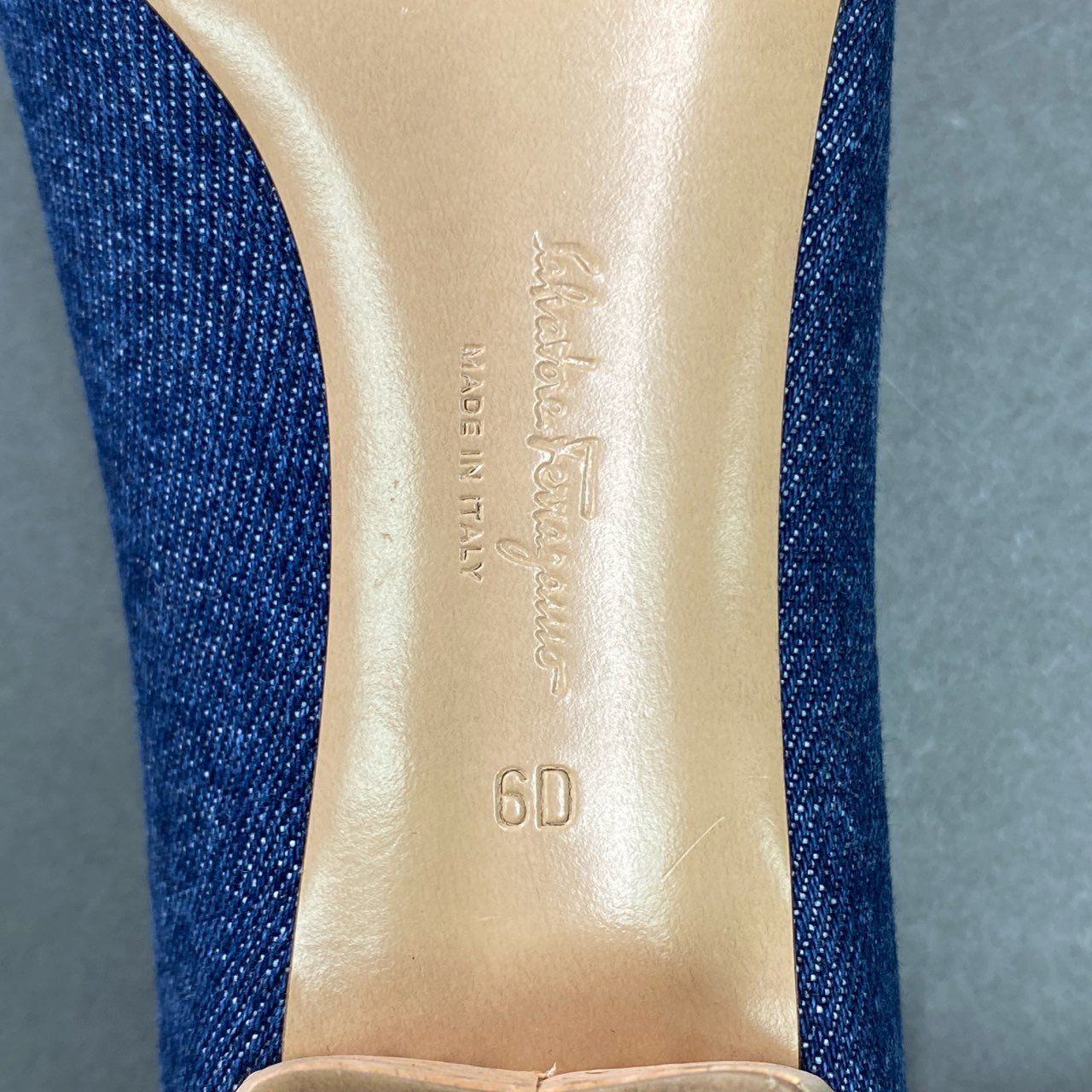 3b7 《美品》 Salvatore Ferragamo サルヴァトーレ フェラガモ VARA JEANS ヴァラジーンズ デニムパンプス 0710325 6D インディゴ シューズ イタリア製 箱付き