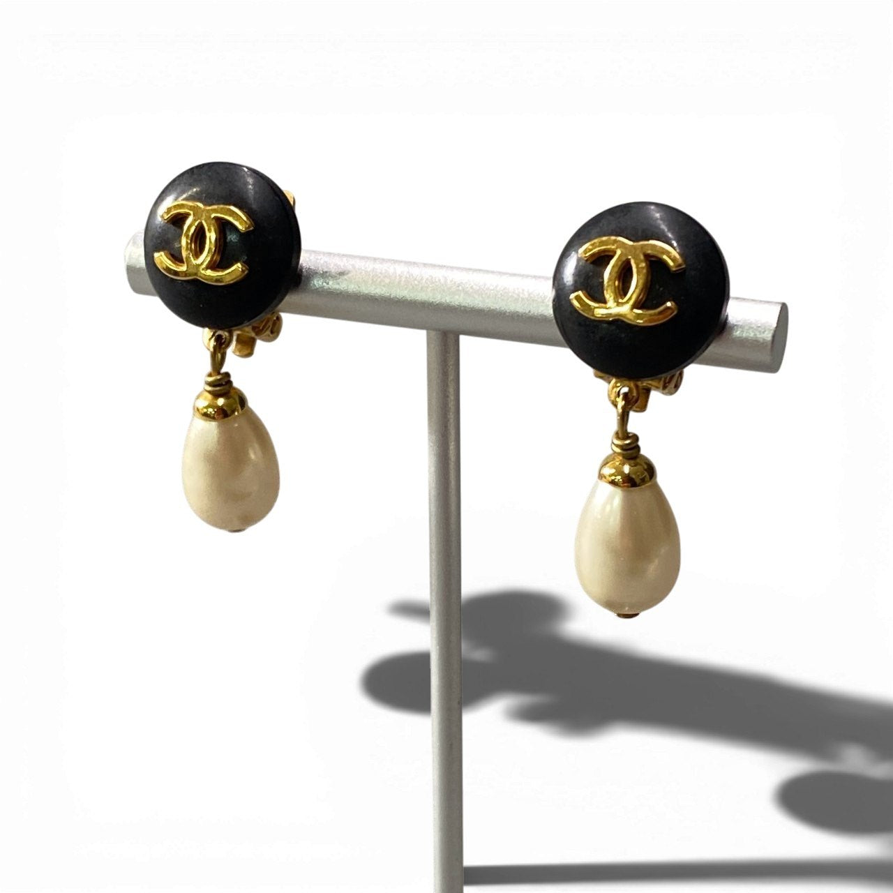 b5 Vintage Chanel 1995 Swing Pearl Design Coco Mark Earringta1