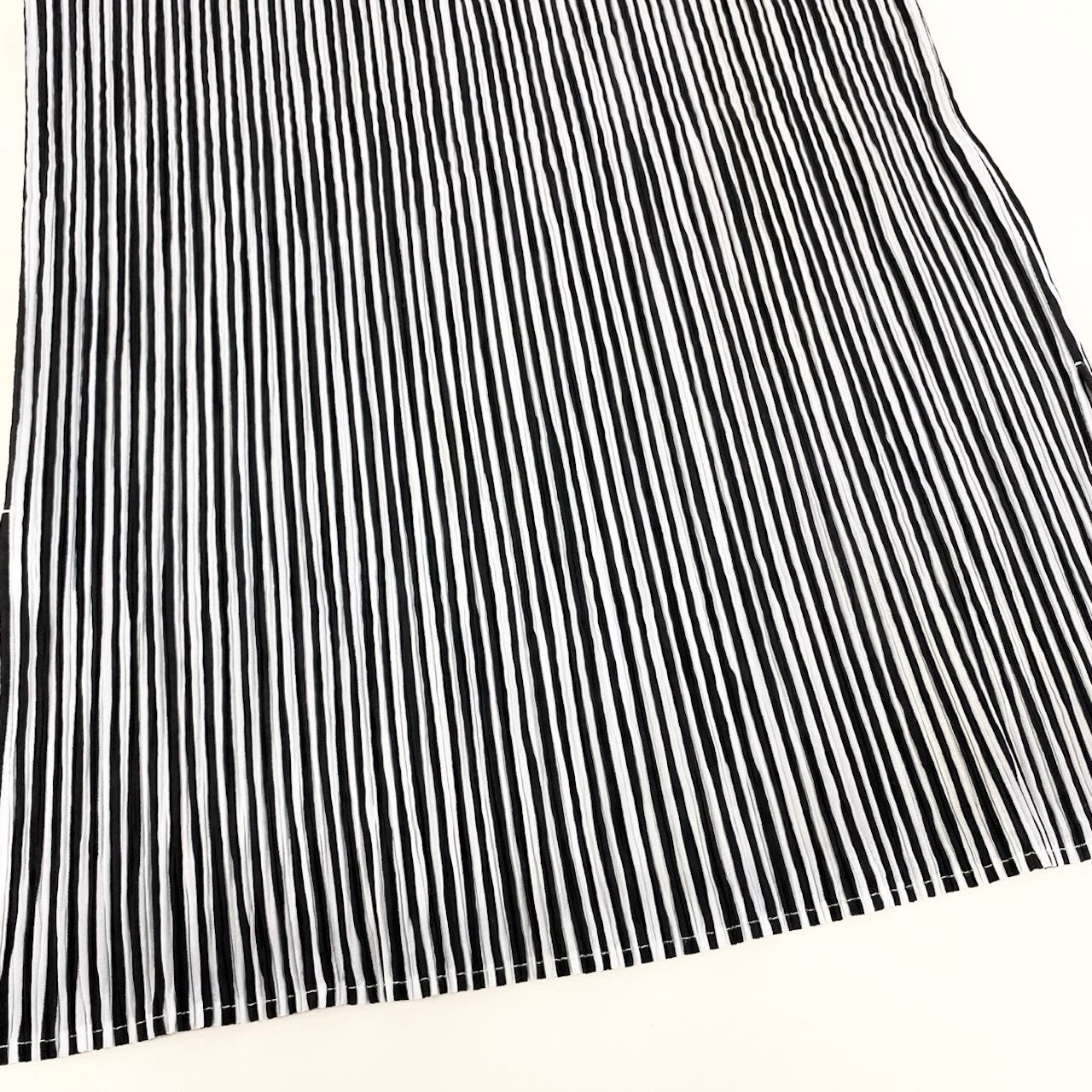Af9 ISSEY MIYAKE プリーツカットソー ノースリーブカットソー ストライプ IM84-FJ606 Mサイズ ホワイト ブラック ポリエステル100％ レディース 女性用u02t