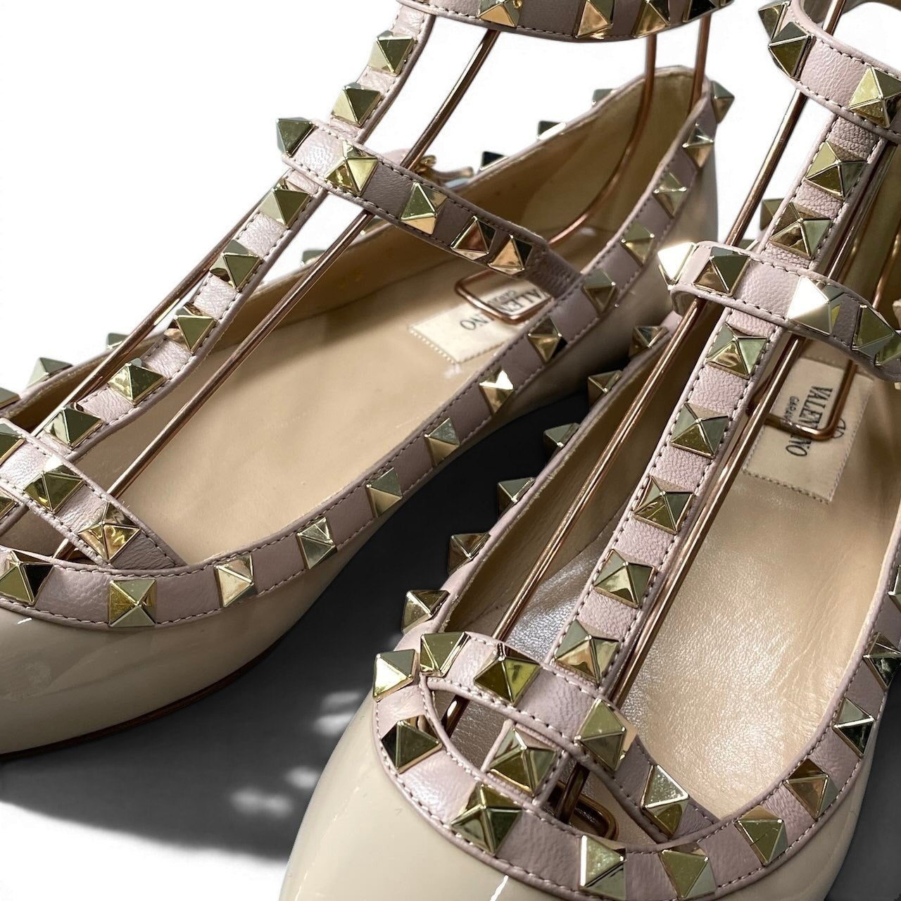 f11 【極美品】VALENTINO ヴァレンティノ ロックスタッズ フラットシューズ エナメル パンプス イタリア製 37サイズ ベージュ レザー レディース 女性用k02i