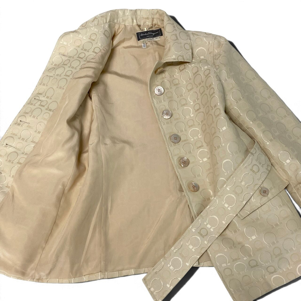 j29 【美品】Salvatore Ferragamo ステンカラーコート ベルト付き ガンチーニ アウター 42サイズ アイボリー レディース 女性用u02t