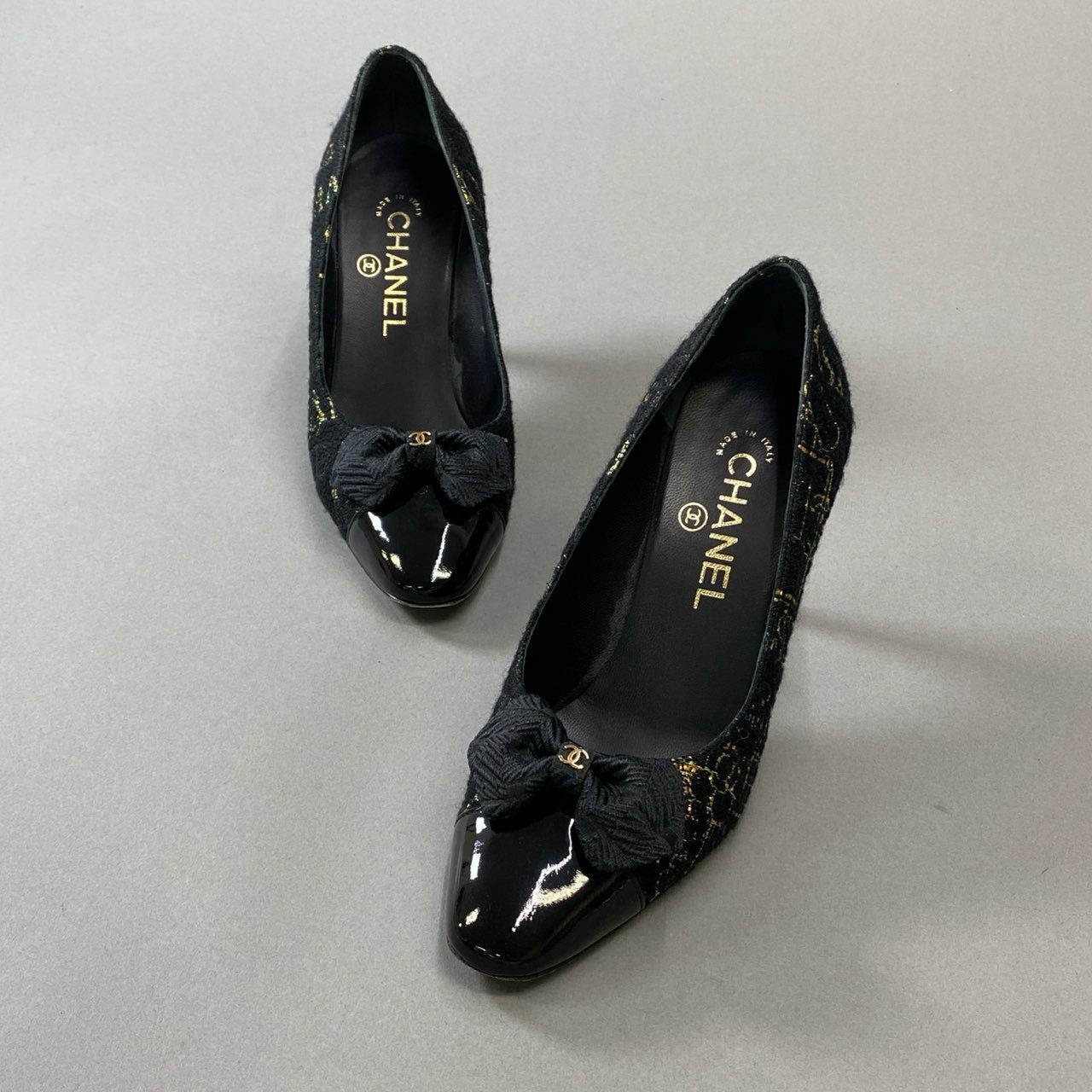 1h15《美品》 CHANEL シャネル TWEED PATENT RIBBON PUMPS ココマーク リボン ツイードラメパンプス G31387 36 1/2 ブラック 箱 保存袋付きt18r
