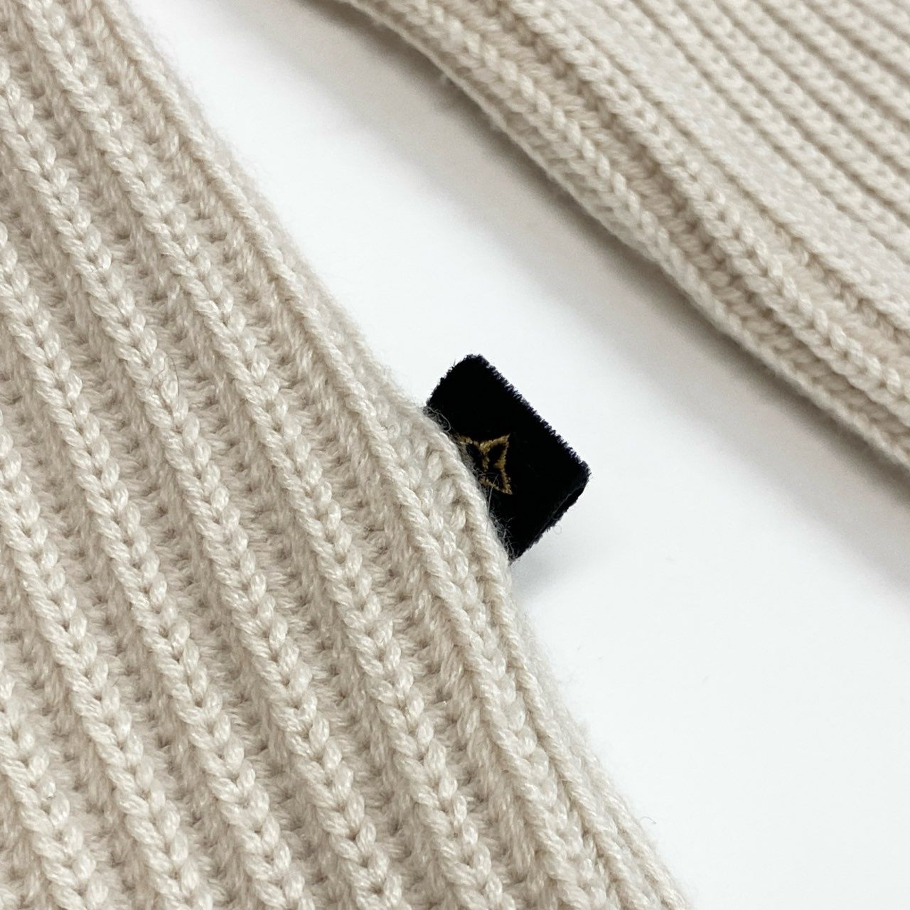 Id6 《美品》 LOUIS VUITTON ルイヴィトン スリット ボトルネックニットセーター Slit Knit Sweater サイズXS ホワイト モノグラムタブt18r