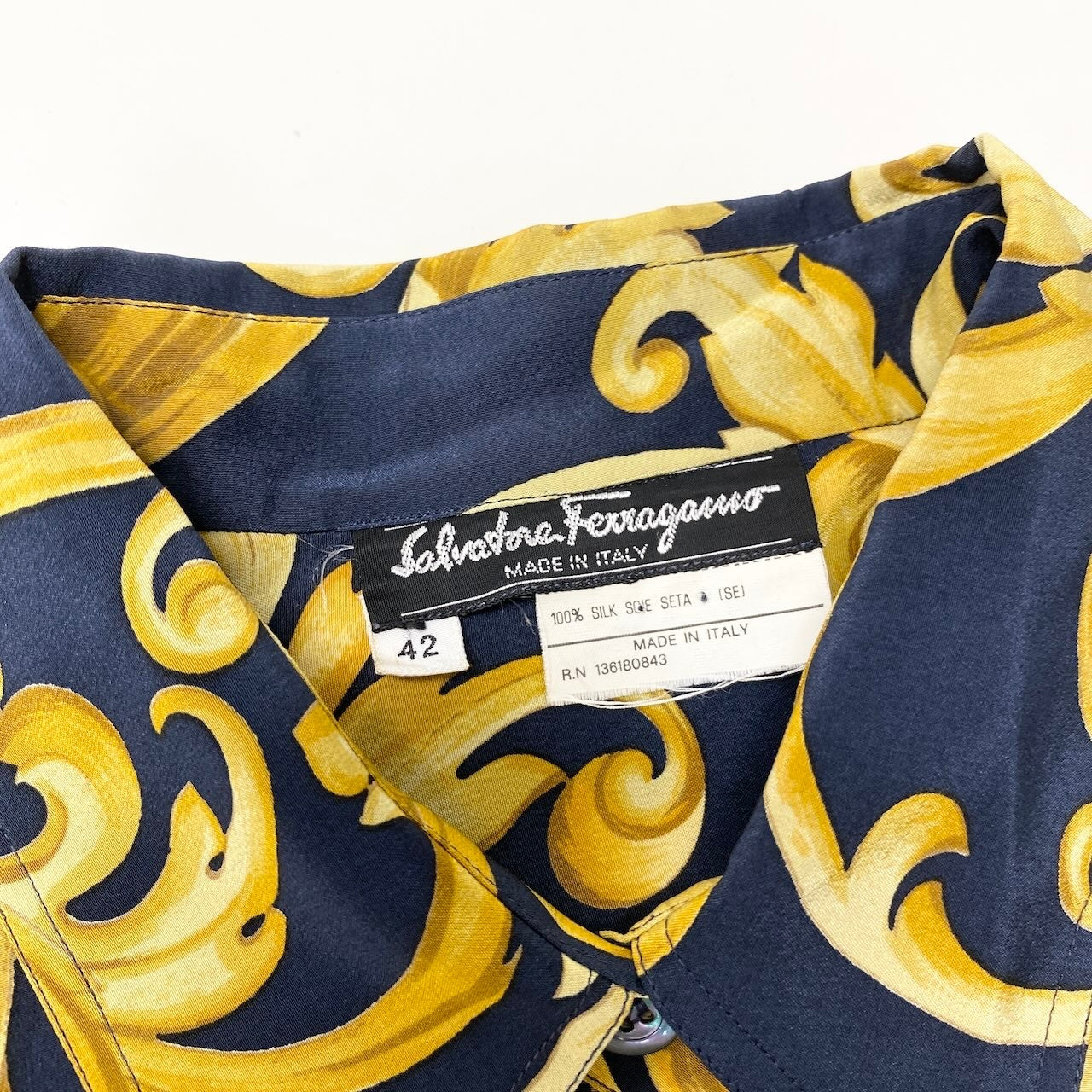 29f15 Salvatore Ferragamo サルヴァトーレフェラガモ ロングスリーブ シルクシャツ アニマル柄 総柄 サイズ42 ネイビー シルク100％ レディース 女性用u02t