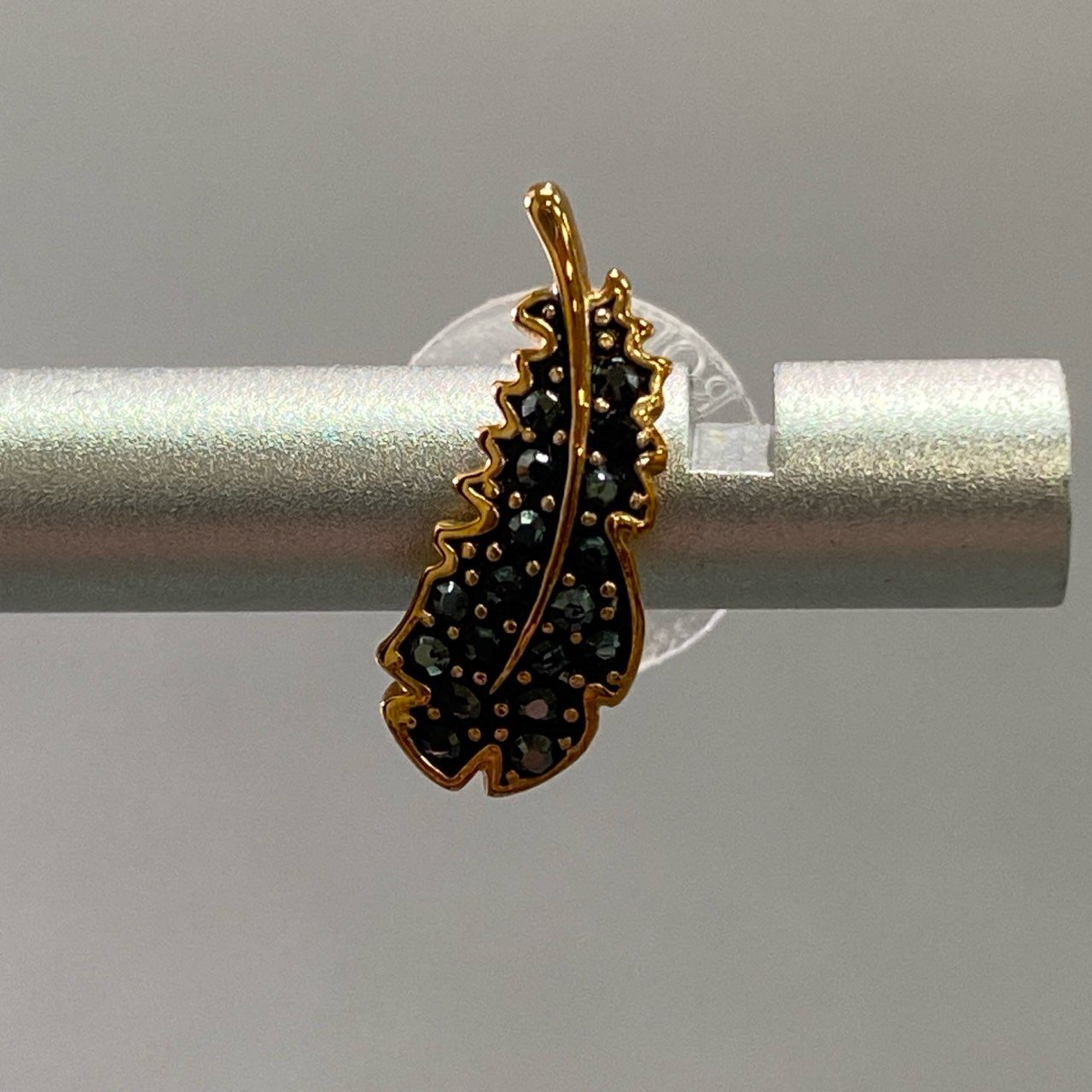 f6 Swarovski スワロフスキー ラインストーン ピアス フェザーモチーフ アクセサリー ジュエリー クリスタル ゴールド ブラック
