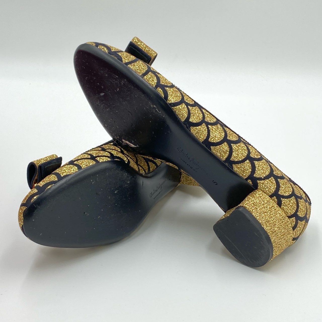 5h29《美品》 Salvatore Ferragamo サルヴァトーレフェラガモ VARA MER ヴァラリボン グリッターパンプス 5 ゴールド ブラック ラメ シューズ 希少モデル 箱 保存袋付属t18r