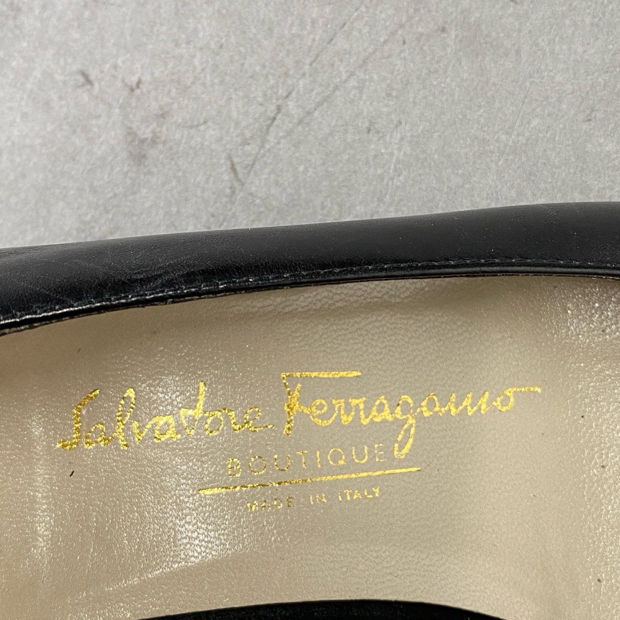 1h2 Salvatore Ferragamo サルヴァトーレフェラガモ ヴァラリボン レザーパンプス サイズ6 1/2C ブラック レザー レディース 女性用 靴 シューズ