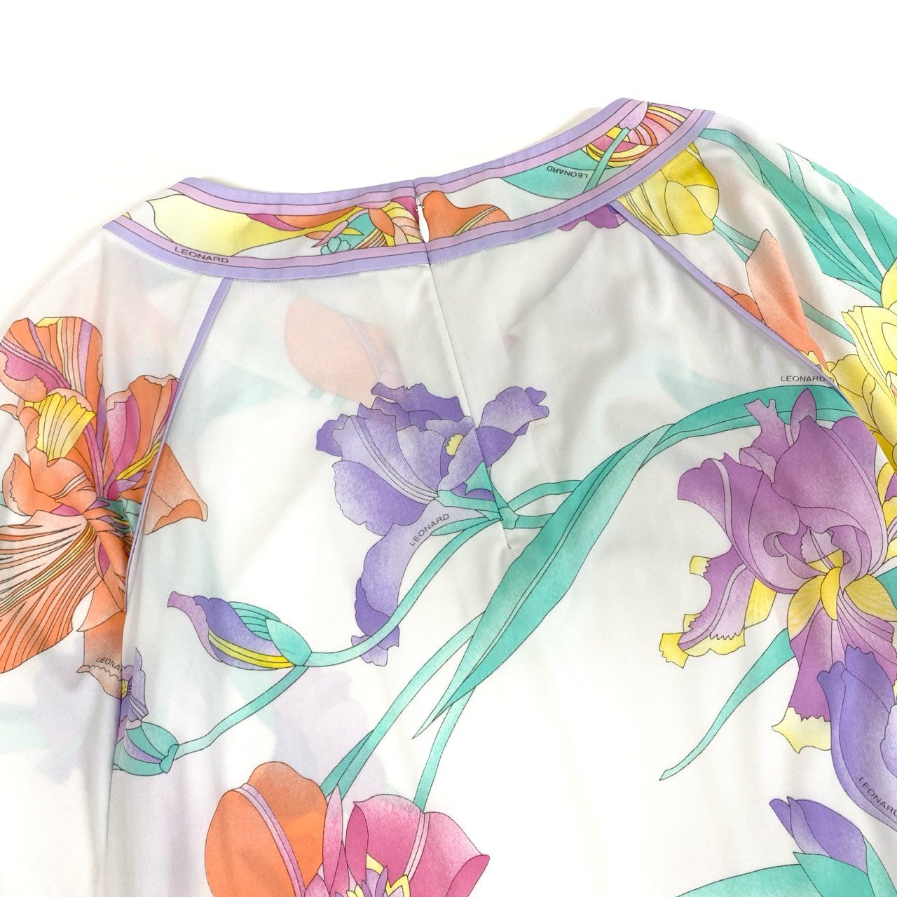 30b11 LEONARD レオナール 半袖Vネック花柄ワンピース カンカン素材 ストレッチ 0390322 40サイズ ホワイト レディース 女性用u02t