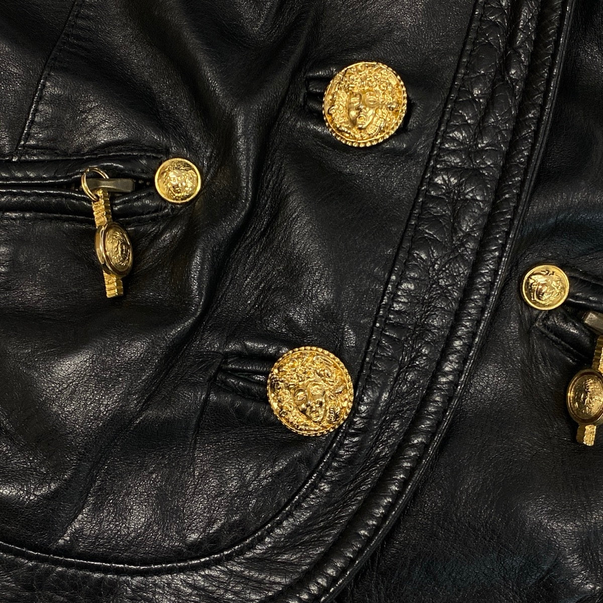 h31 GIANNI VERSACE ジャンニヴェルサーチ メデューサボタン レザーベスト ムートン襟 ブラック レザーu02t