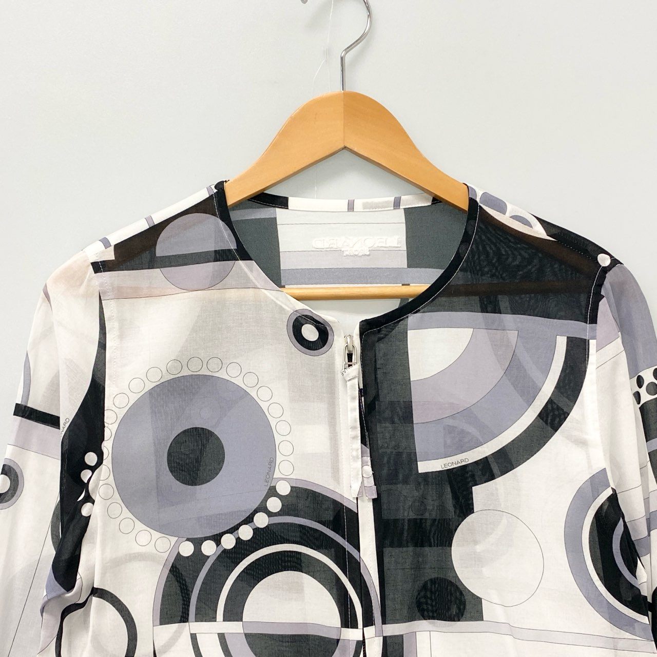 19b17 LEONARD レオナール  カーディガン シアー ファスナー 総柄 ドロスト 40 モノトーン レディース 女性用u02t