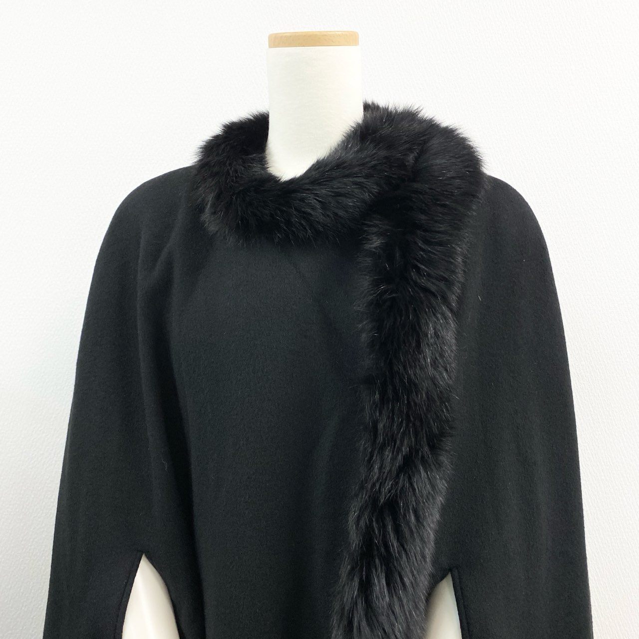 82a15【美品】 TISSCRIO MOONBAT ムーンバット BINICOCCHI ビニコッチ  カシミヤポンチョ  アウター フォックスファー レディース free ブラック カシミア100％u02t