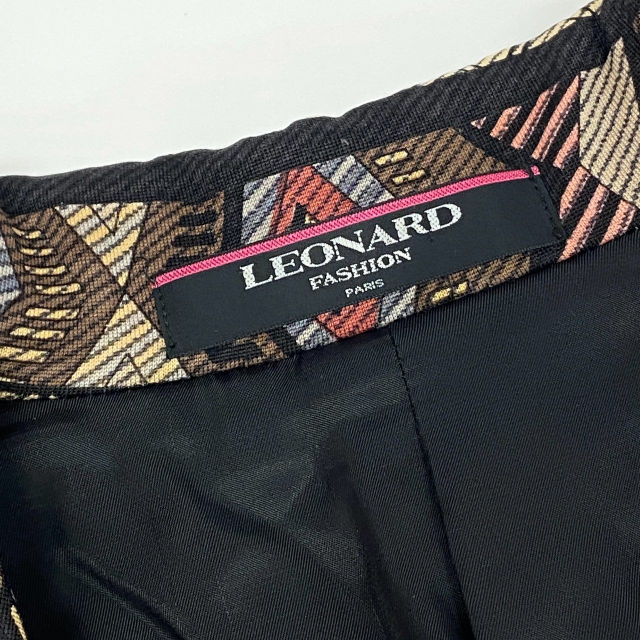 2k19《美品》 LEONARD FASHION レオナール テーラードジャケット 中綿ジャケット 総柄 美しい花柄プリント ウールシルク混 レディース 女性用 M マルチカラーu02t