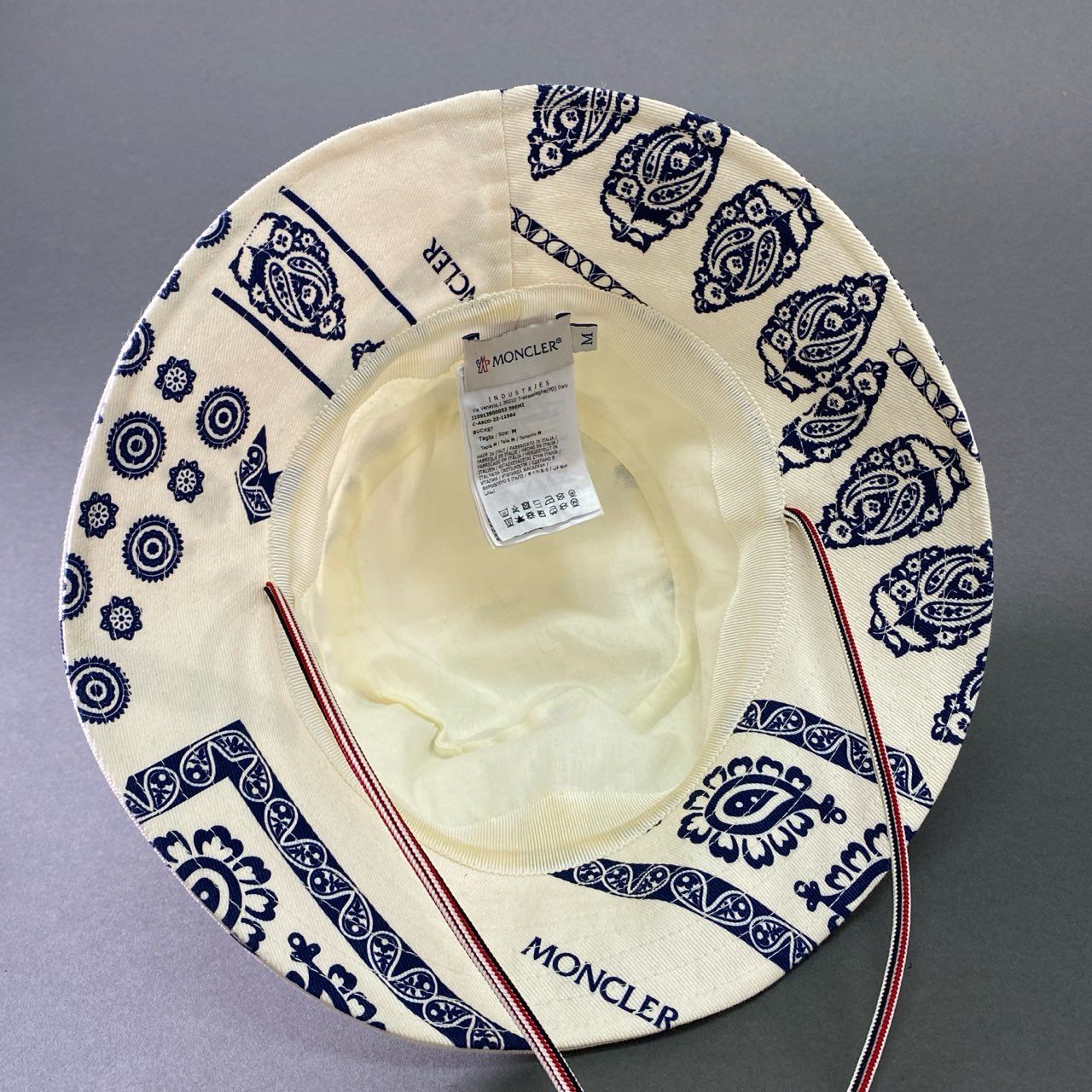 a17 MONCLER モンクレール 2022 Paisley Bucket Hat ペイズリー バケットハット I10913B00053 M ホワイト 帽子