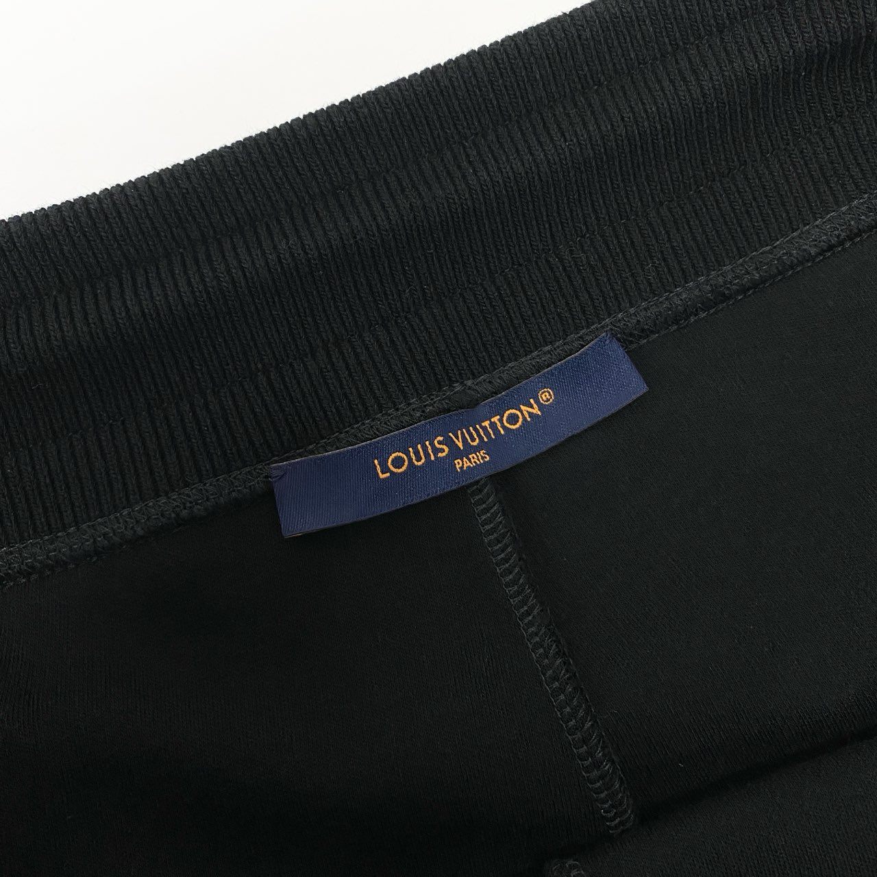 48a19 LOUIS VUITTON ルイヴィトン 2024SS ロゴラベル付き スウェットパンツ ショートパンツ ショーツ サイズL ブラック メンズk02i