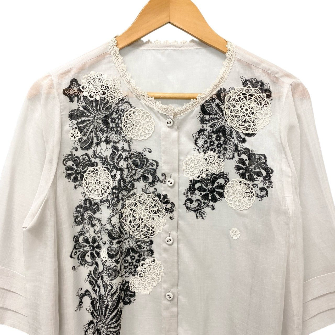 69c2 TOKUKO 1er VOL トクコプルミエヴォル シアーブラウス ノーカラーシャツ 七分袖 レース装飾 レディース 女性服 サイズ9 ホワイト系 ポリエステル100％u02t