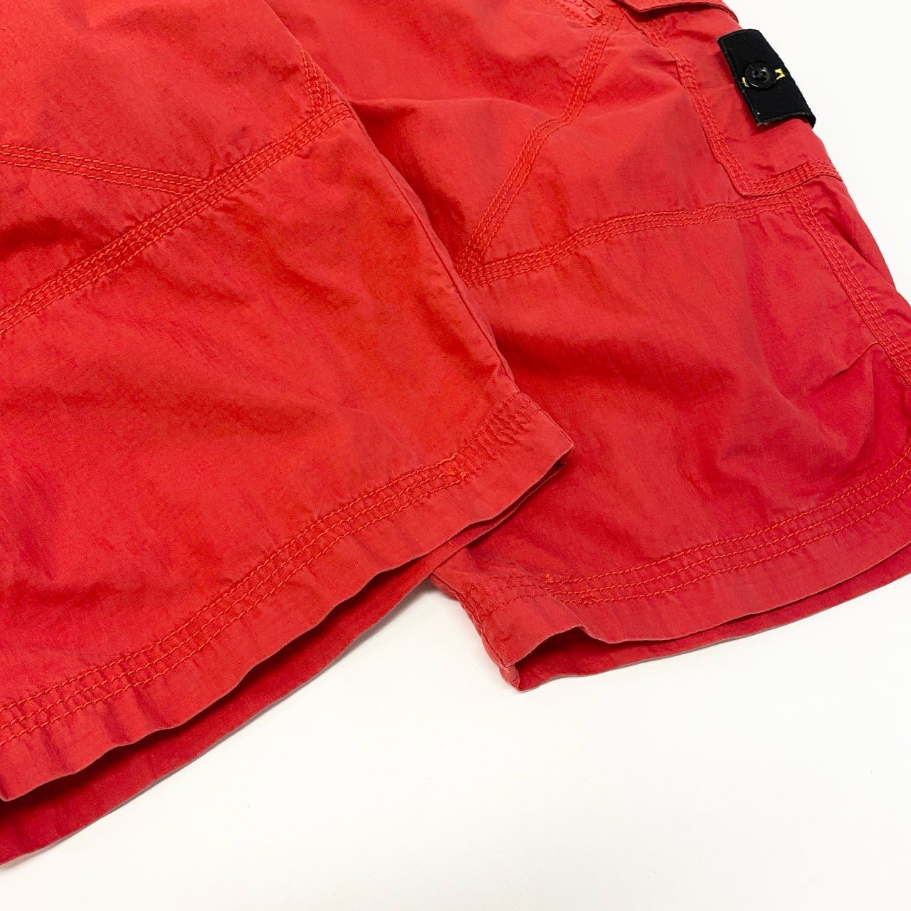 2a29 STONE ISLAND ストーンアイランド ハーフパンツ ナイロンパンツ ボトムス ロゴパッチ XLサイズ レッド ナイロン100％ メンズ 男性用o07t