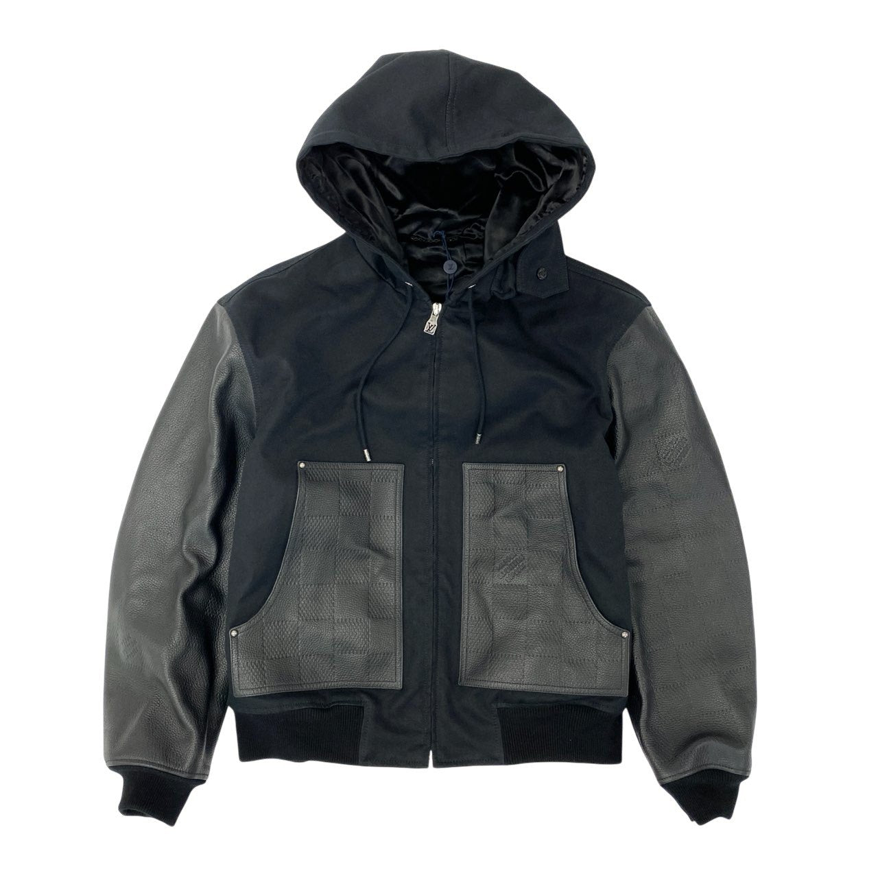 53Ⅼ2 LOUIS VUITTON ルイヴィトン 24SS ダミエ エンボスレザー ミックスレザーフードブルゾン スタジャン サイズ52 ブラック メンズ 男性用 アウター レザージャケットk02i