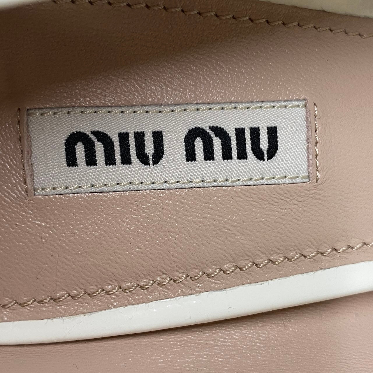 g14【美品】miumiu チャンキーヒールサンダル シューズ イタリア製 38サイズ ホワイト ゴールド パテントレザー レディース 女性用k02i