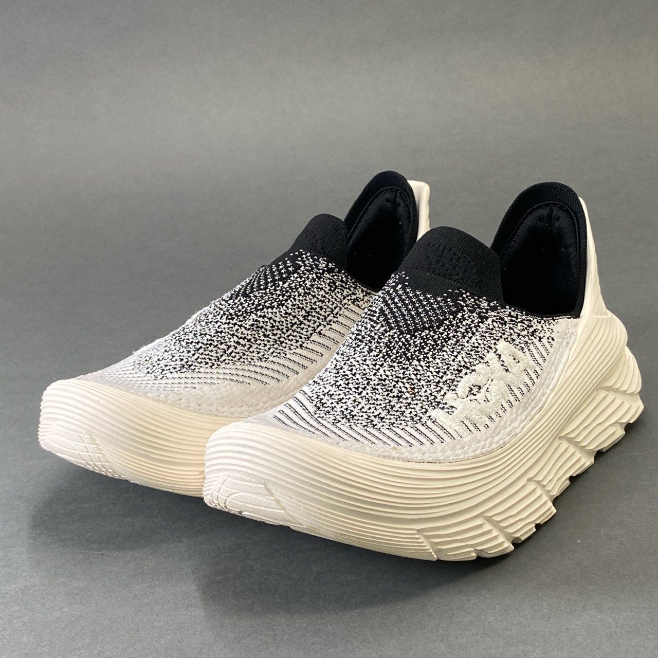 1g8 HOKA ONEONE ホカオネオネ U RESTORE TC リストア スリッポン シューズ 27cm ブラック ホワイト スニーカー 軽量◎