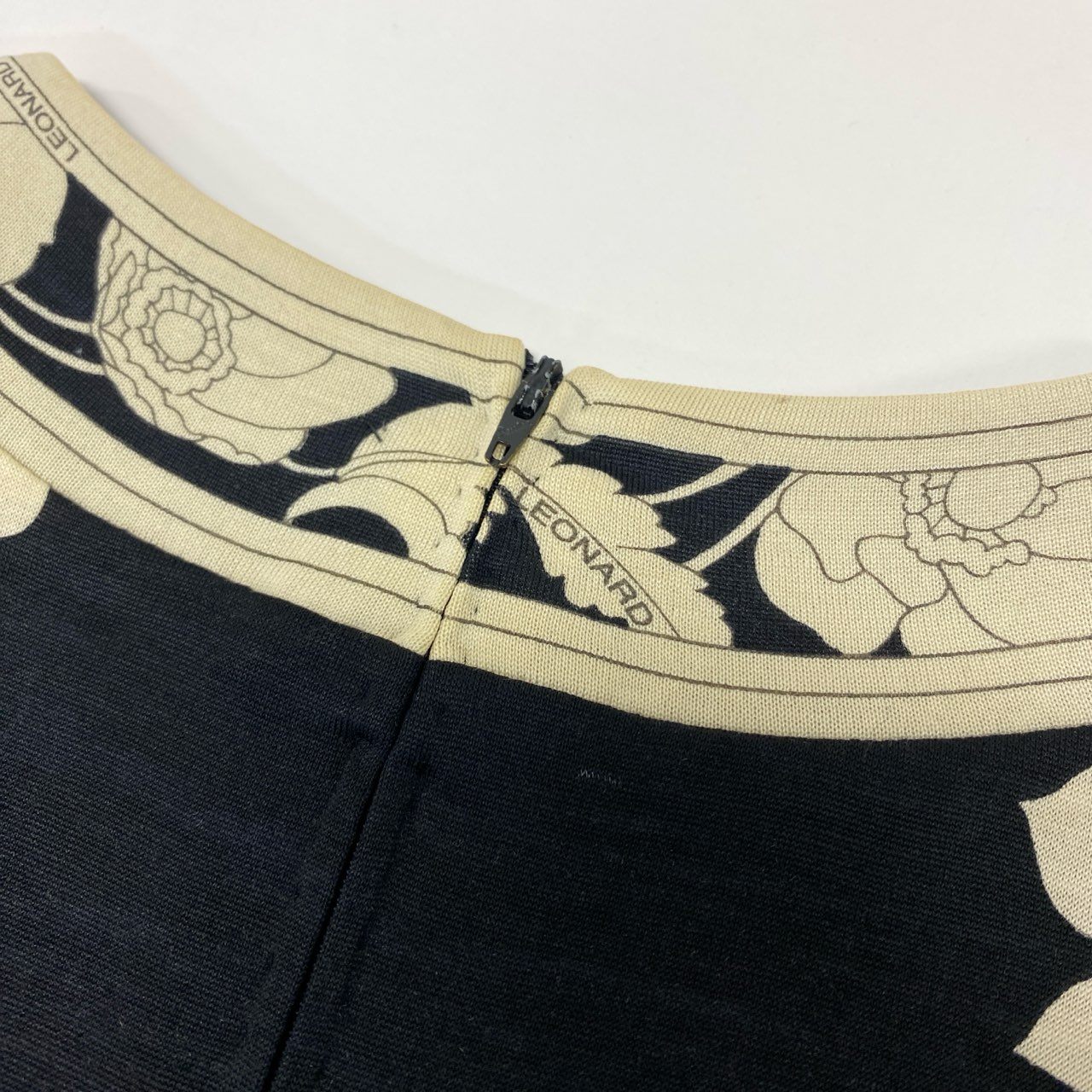 19k10 LEONARD レオナール 長袖カットソー クルーネック 花柄 0389991 Mサイズ ブラック アイボリー レディースu02t