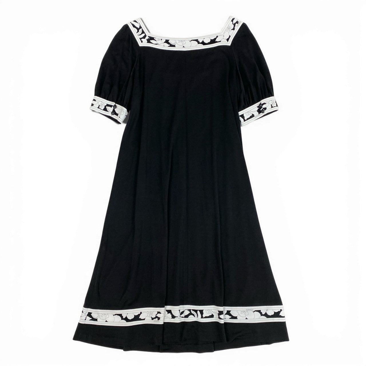 36a7 LEONARD レオナール 半袖ワンピース 膝丈ワンピース スクエアネック 美しい花柄プリント カンカン素材 Lサイズ ブラック ホワイト レディースu02t