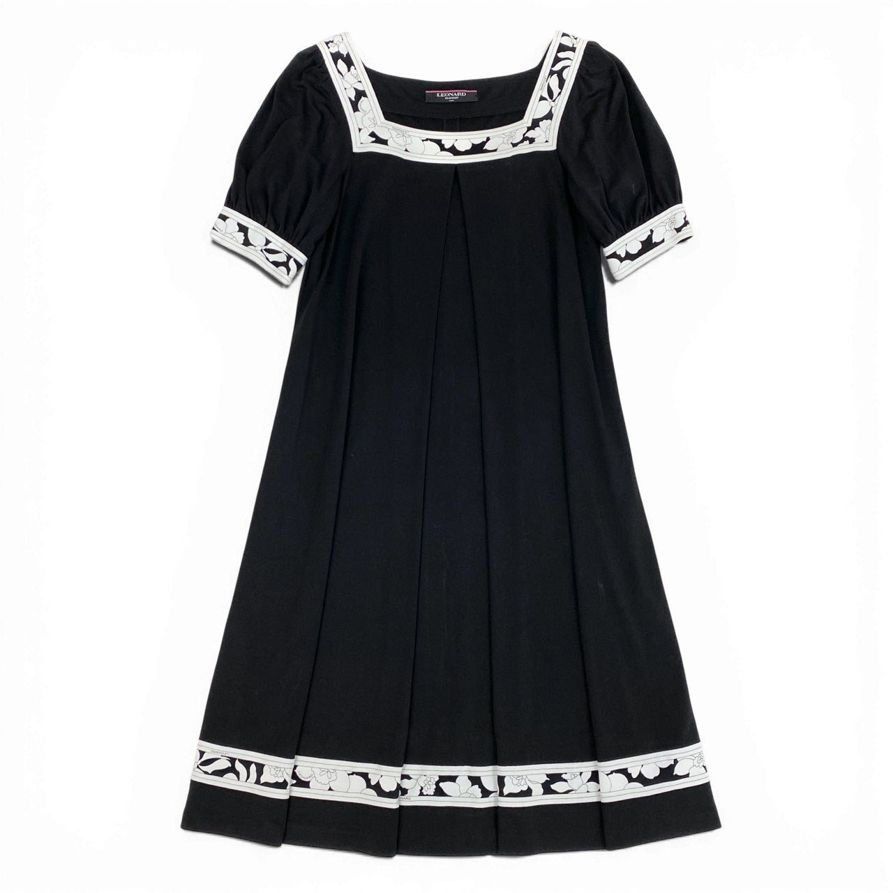 36a7 LEONARD レオナール 半袖ワンピース 膝丈ワンピース スクエアネック 美しい花柄プリント カンカン素材 Lサイズ ブラック ホワイト レディースu02t