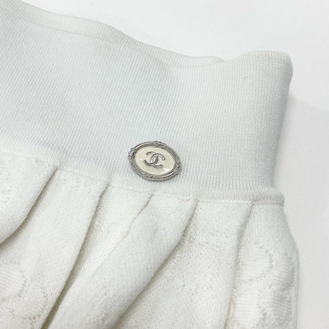 42b27 CHANEL シャネル P45288 ココマーク付き ジャガード カメリア ニットスカート サイズ36 ホワイト レディースk02i