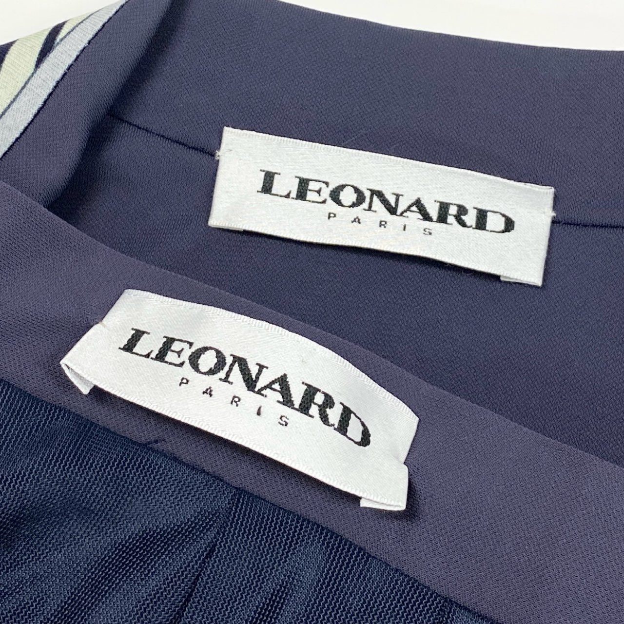 56d13 LEONARD PARIS レオナール セットアップ スカートスーツ フォーマル テーラードジャケット 膝丈スカート 花柄切替 イタリア製 サイズ42 ネイビー シルク100％ レディース 女性用o07t
