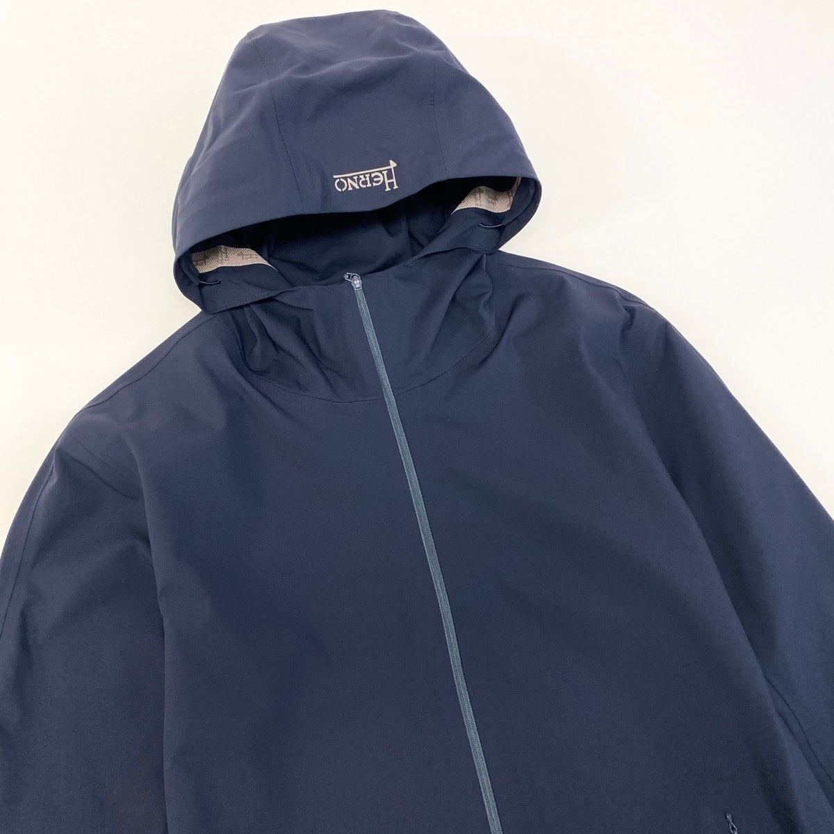 38g13 【美品】 HERNO ヘルノ フーデット ナイロンパーカー ジャケット モノグラムテープ ストレッチ 撥水 サイズ44 ネイビー メンズ 紳士服u02t