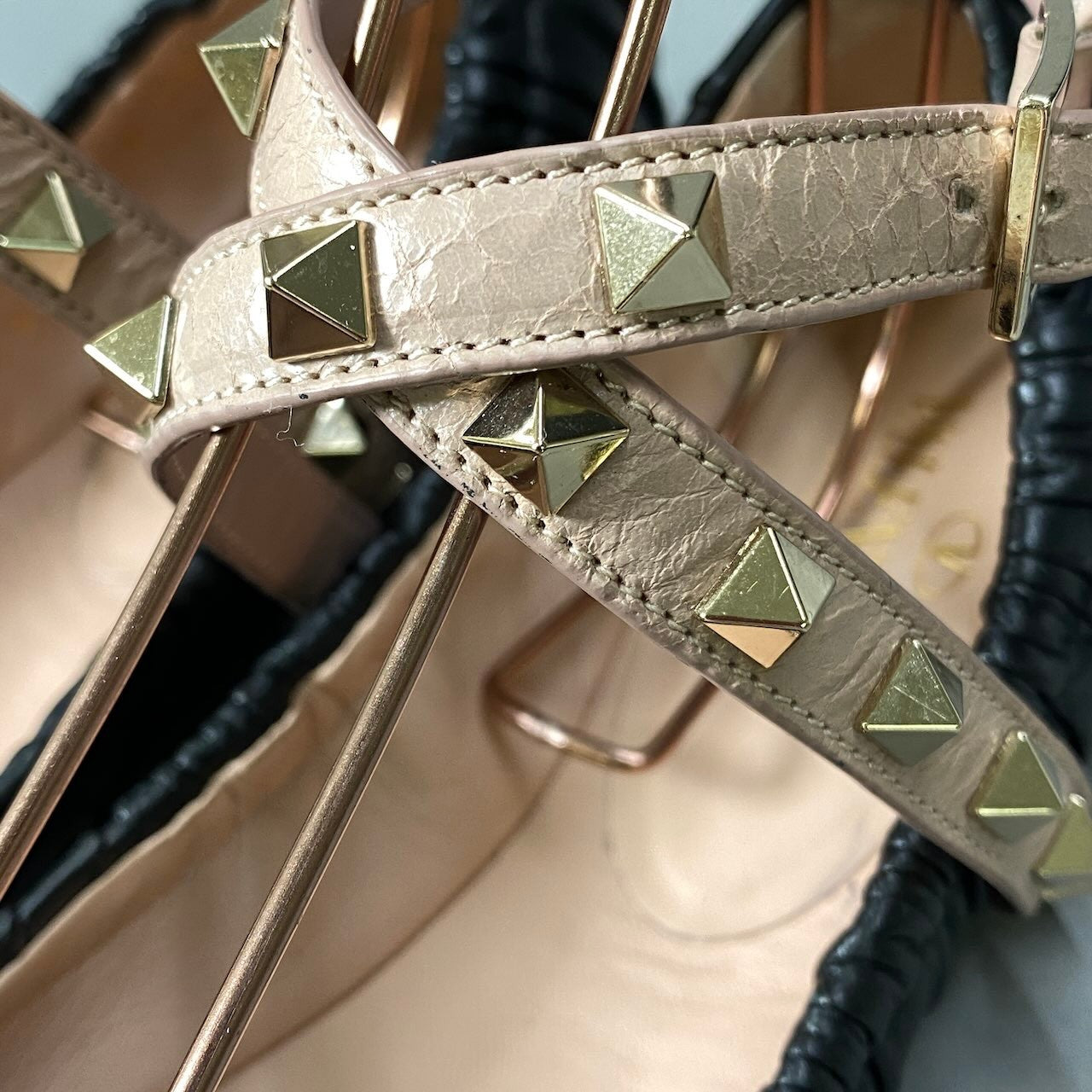 g7 VALENTINO GARAVANI ヴァレンティノ ガラバーニ ロックスタッズ バレエシューズ パンプス 38 ブラック ピンクu02t