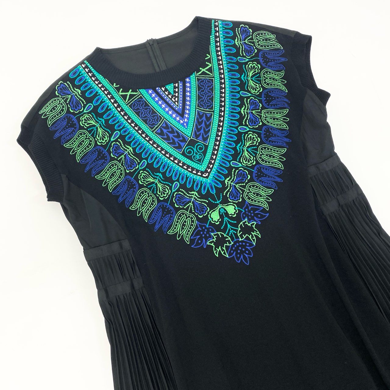 28k29 TOKUKO 1er VOL トクコプルミエヴォル フレンチスリーブ ニットワンピース プリーツ切替 身幅ゆったり○ フロント刺繡 レディース 女性用 ９ ブラックu02t