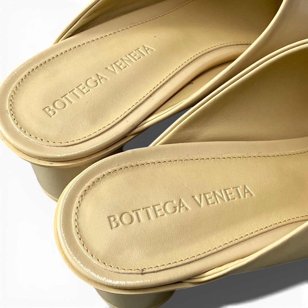 c17 【未使用品】BOTTEGA VENETA ボッテガヴェネタ オープントゥ サンダル サイズ38 ベージュ パテントレザー レディース 箱付きk02i