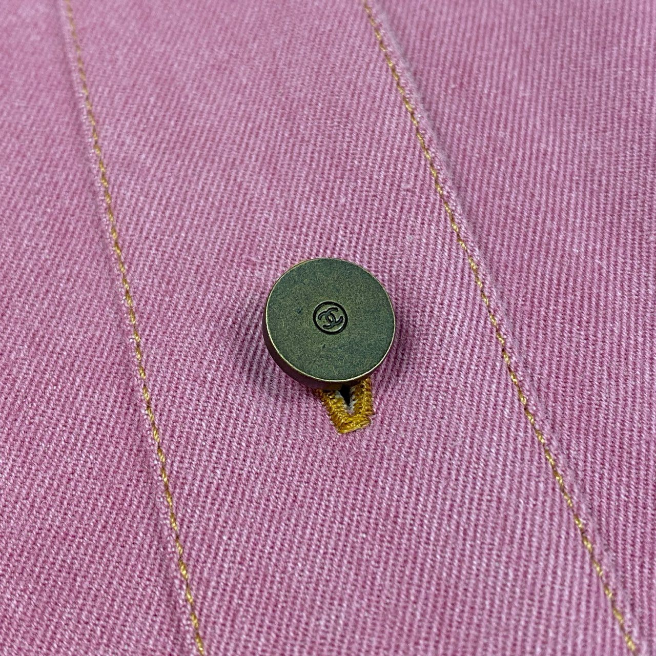 44a15 【archive】CHANEL ヴィンテージ シャネル 1999年 Cruise ランウェイ ココマークボタン デニムシャツ デニムスカート セットアップ オーバーサイズ サイズ38 ピンク レディースta1