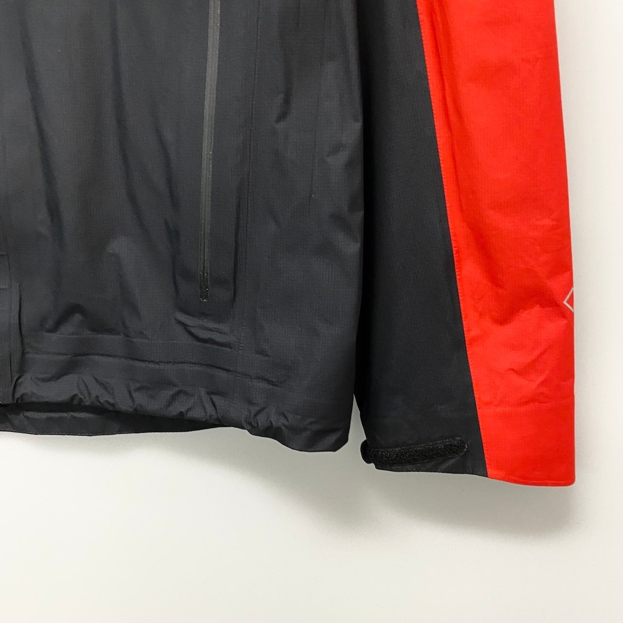 73e15 THE NORTH FACE ザノースフェイス トレイルランニング ジャケット エンデュランスフーディ NP11975 Mサイズ ブラック レッド ナイロン100％ メンズ 男性用t18r