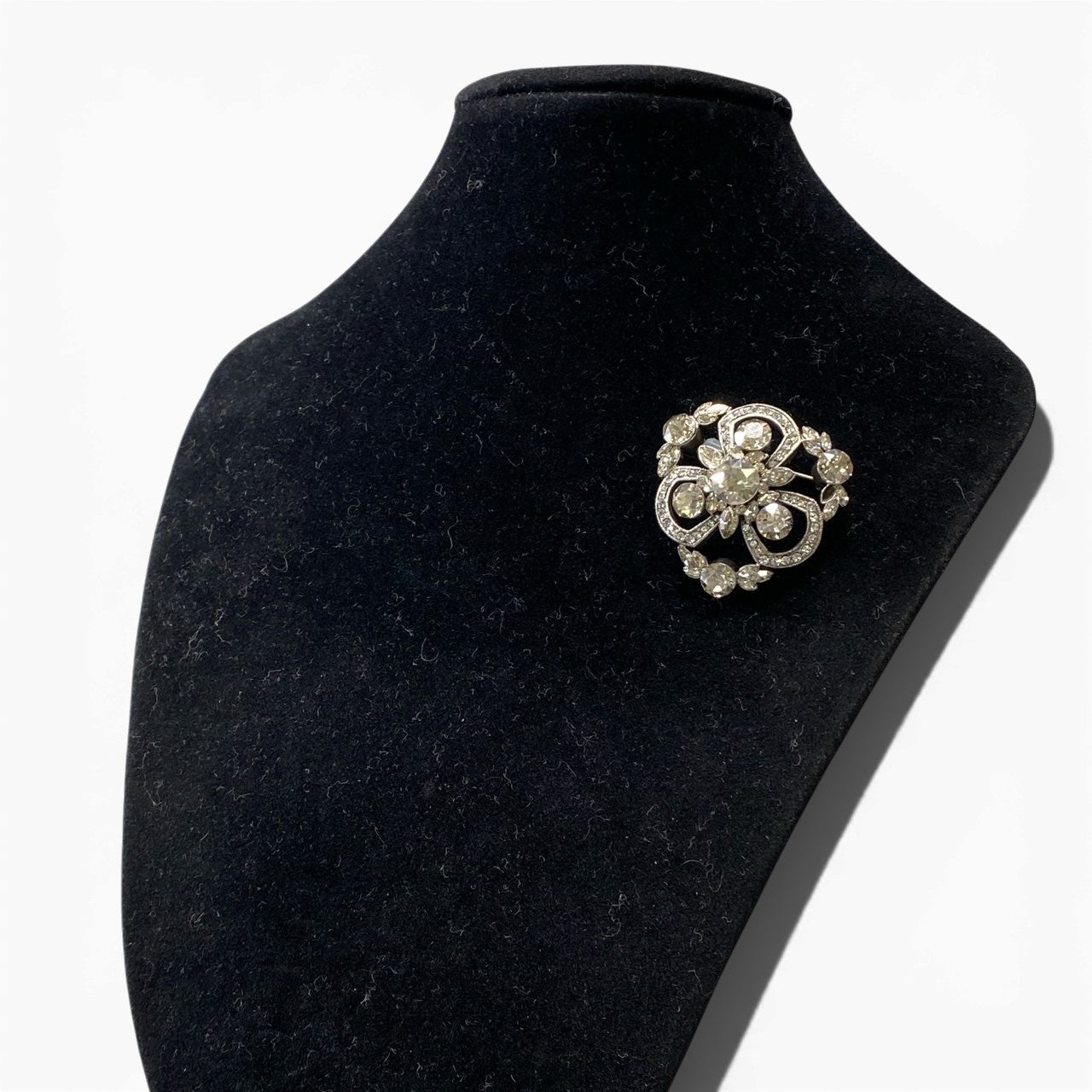 a5 FOXEY フォクシー ブローチ ラインストーン フラワーモチーフ アクセサリー シルバー レディースk02i