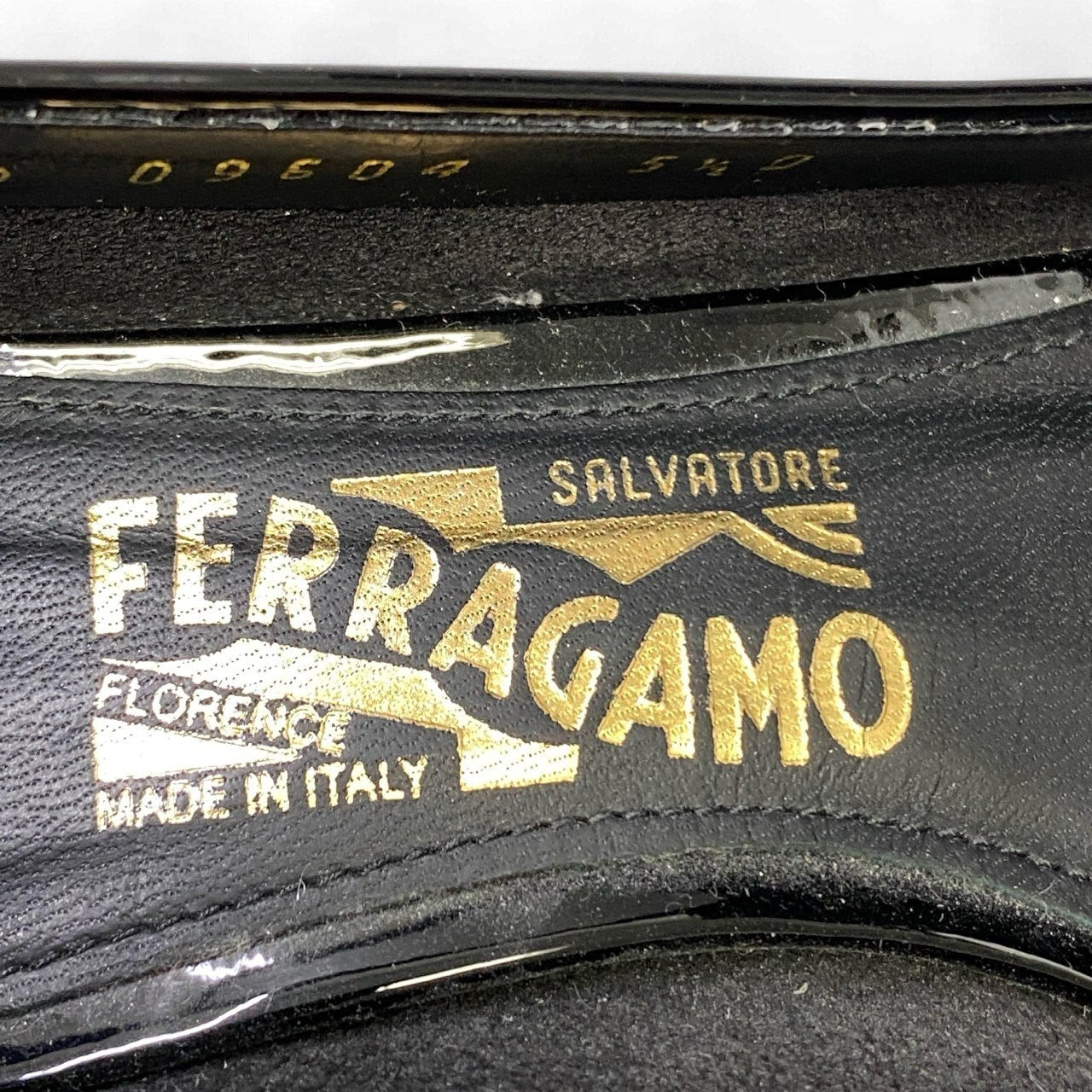 1k18 Salvatore Ferragamo サルヴァトーレフェラガモ ヒールパンプス ローヒール チャンキーヒール ヴァラリボン エナメルレザー ラインストーン装飾 5 1/2 ブラックo07t