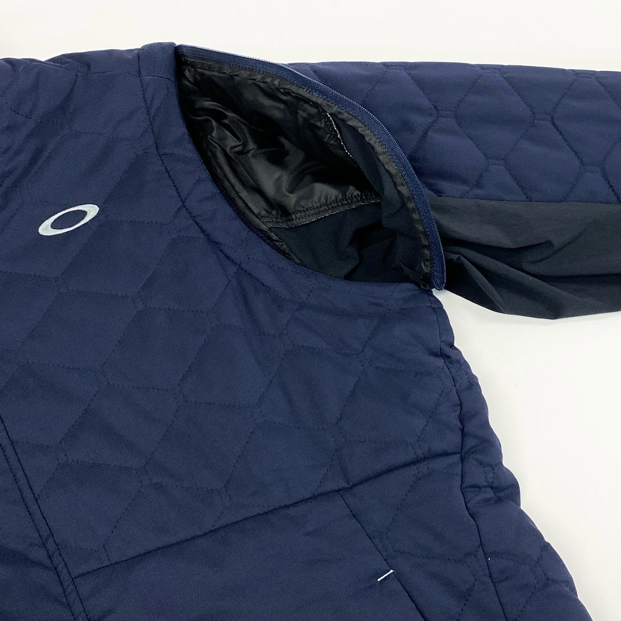 58i10-2《未使用品》タグ付 OAKLEY オークリー UNEVEN PUFF JACKET 3.0 中綿2wayジャケット ベスト ゴルフウェア アウター ロゴ刺繍 大きいサイズ FOA402870 2XL ネイビー メンズk02i