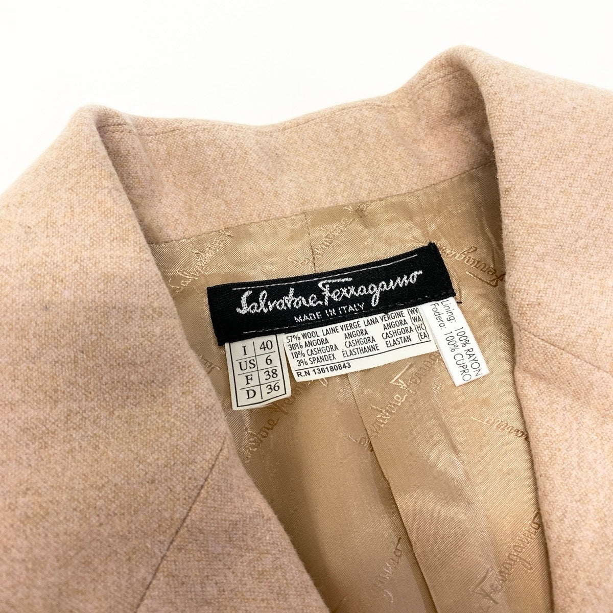 11e27 Salvatore Ferragamo サルヴァトーレフェラガモ セットアップ スカートスーツ フォーマルスーツ ヴァラボタン サイズ40 イタリア製 ピンクベージュ  レディース 女性服u02t