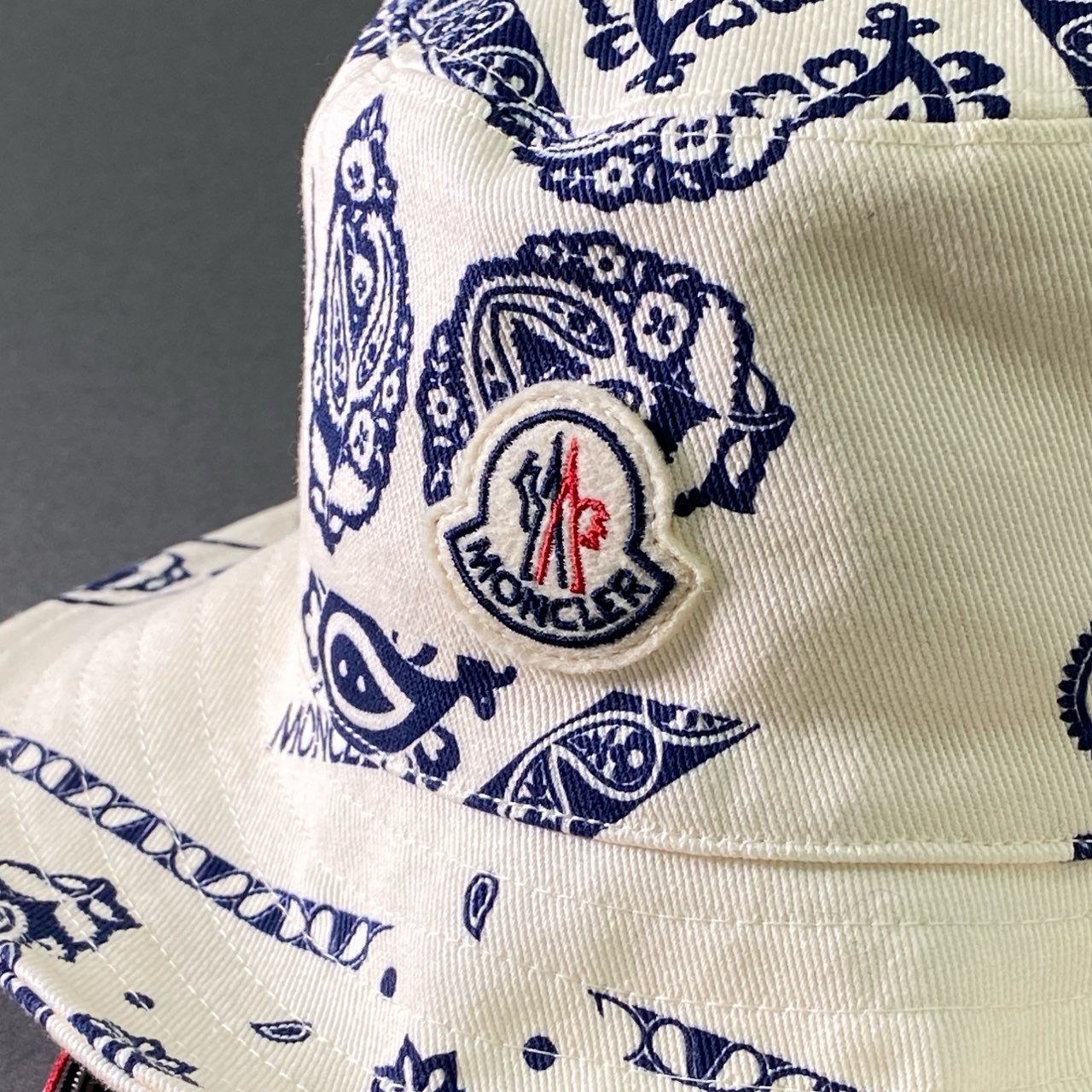 a17 MONCLER モンクレール 2022 Paisley Bucket Hat ペイズリー バケットハット I10913B00053 M ホワイト 帽子