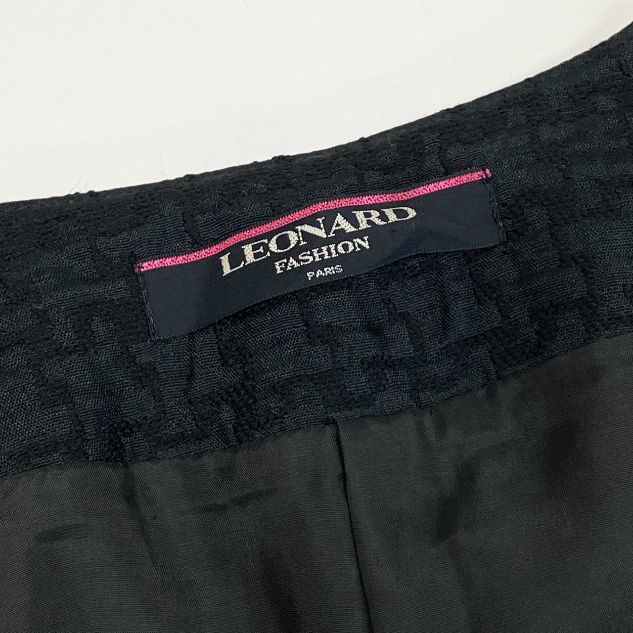 49L8 LEONARD レオナール ノーカラージャケット 美しい花柄プリント 金ボタン 11ARサイズ ブラック レディースo07t