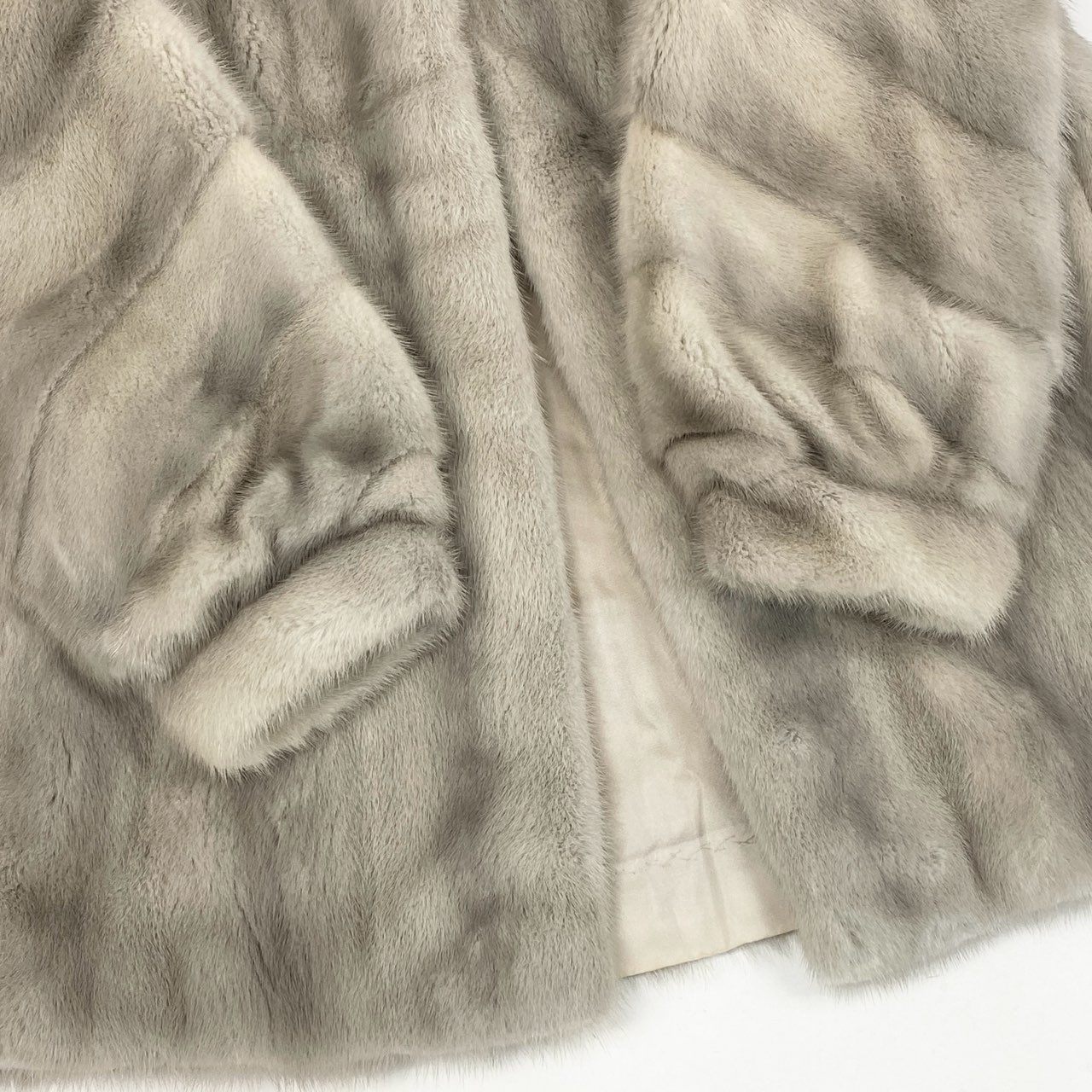 77L8 SAGA MINK サガミンク 銀サガ サファイアミンク 横段スリーブ ファーコート サイズ13号 シルバーグレー 最高級本毛皮 MINK FUR ポケット有t18r